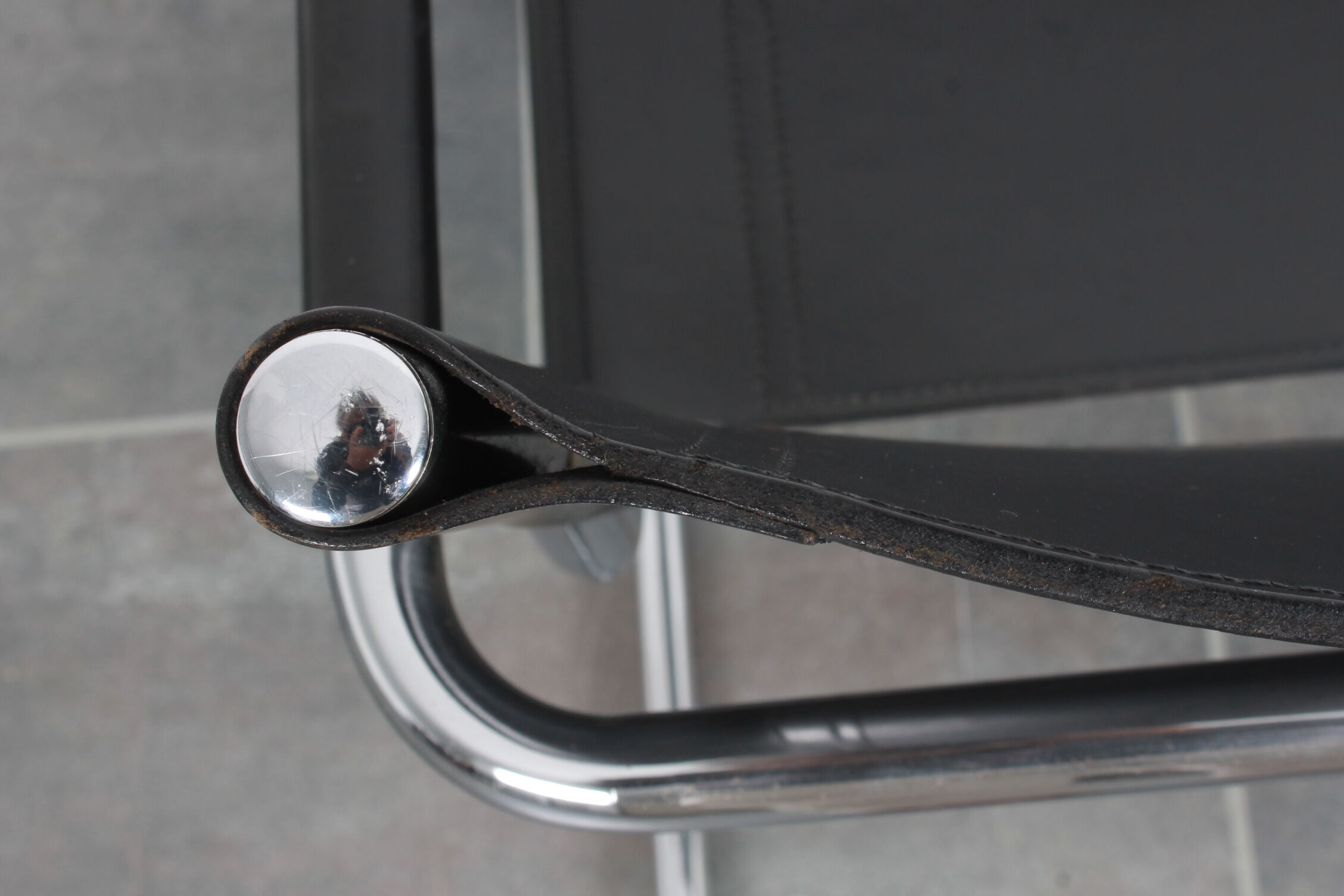 Chaise cantilever. de Matteo Grassi