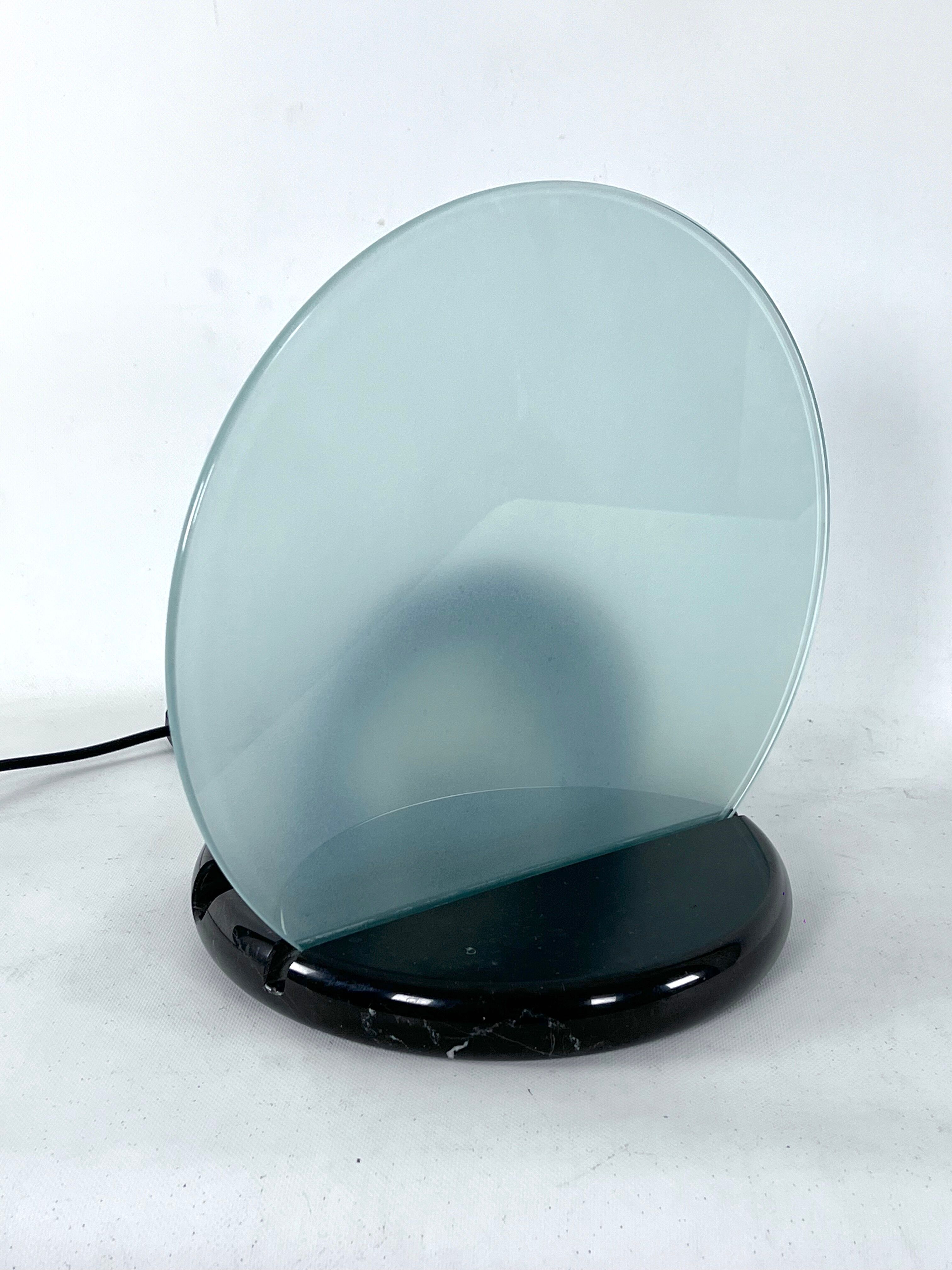 Mid-Century Gong table lamp in marble and glass by Bruno Gecchelin for Skipper. Italy 1981