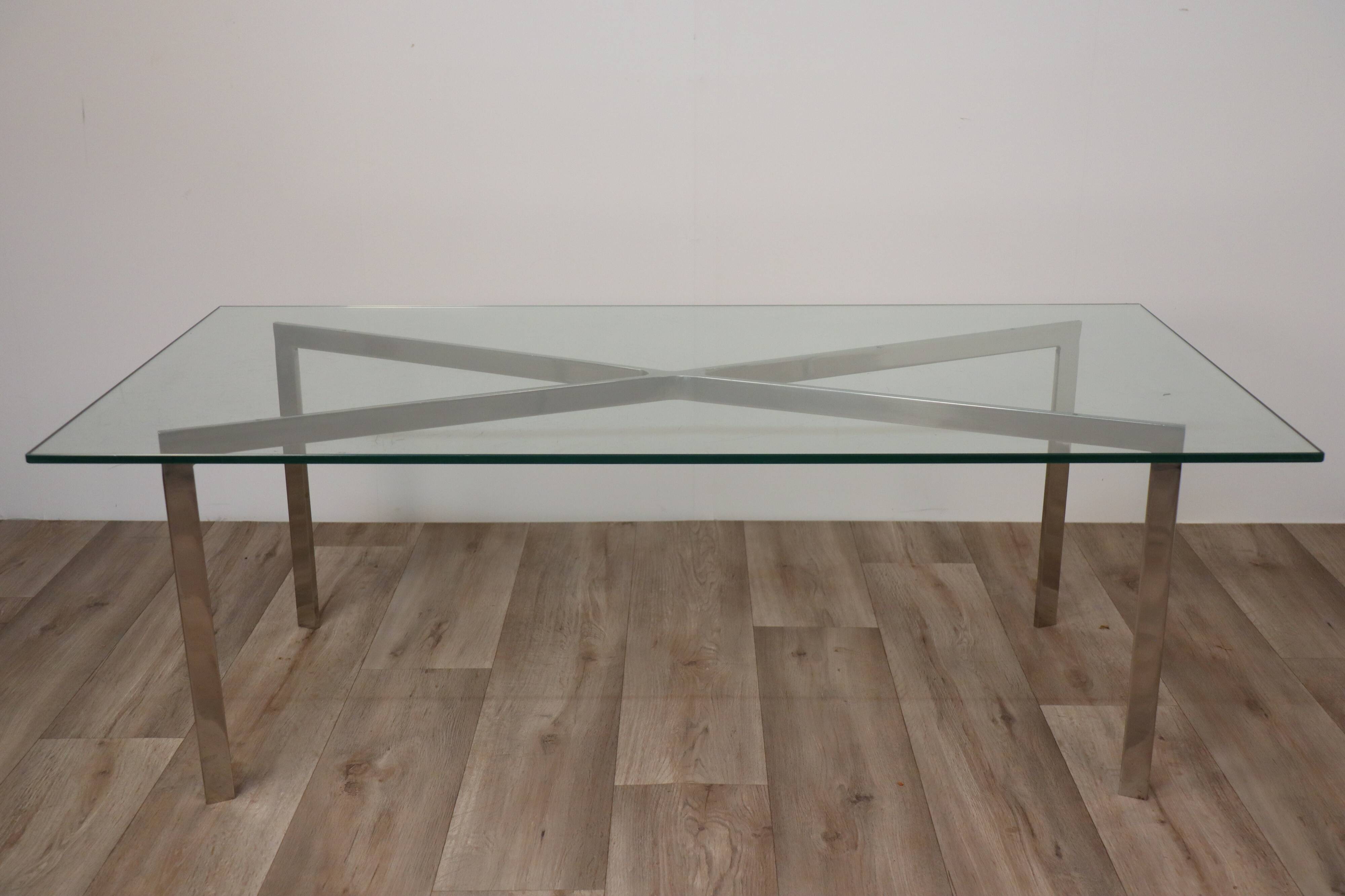 Table basse minimaliste en acier chromé et verre
