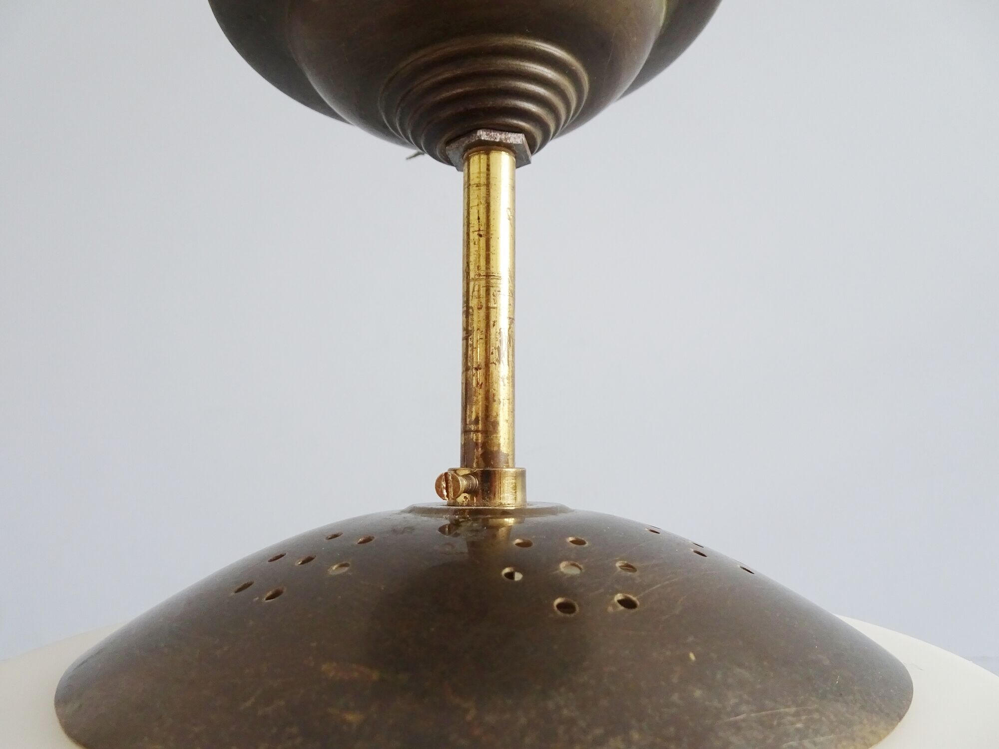Suspension Bauhaus en verre opal et laiton
