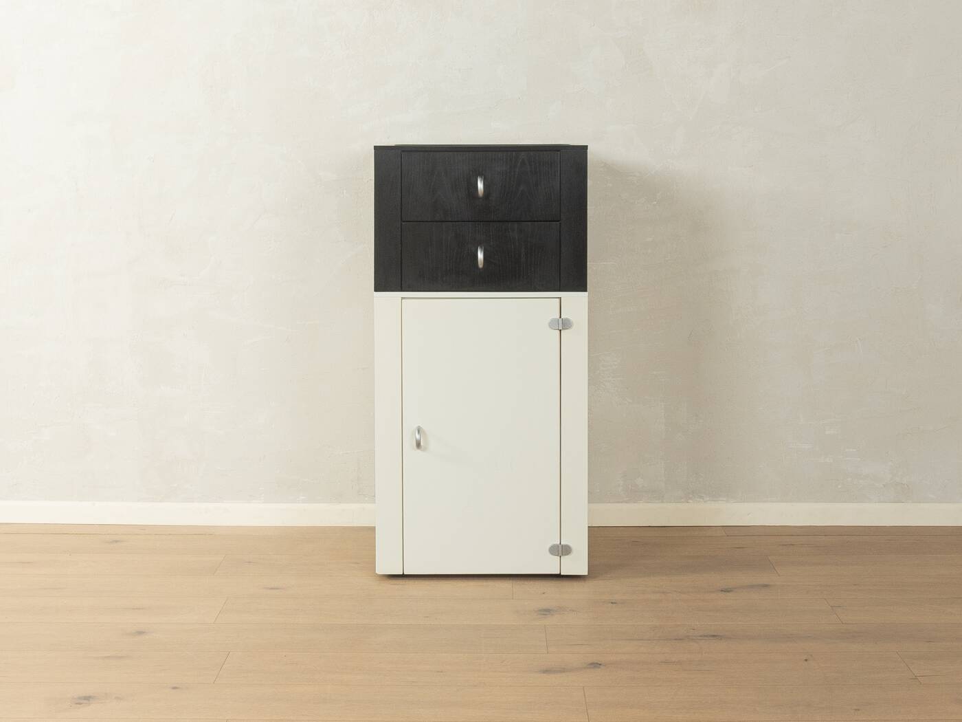 Commode des années 1980 avec un design à contraste clair.