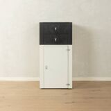 Commode des années 1980 avec un design à contraste clair.