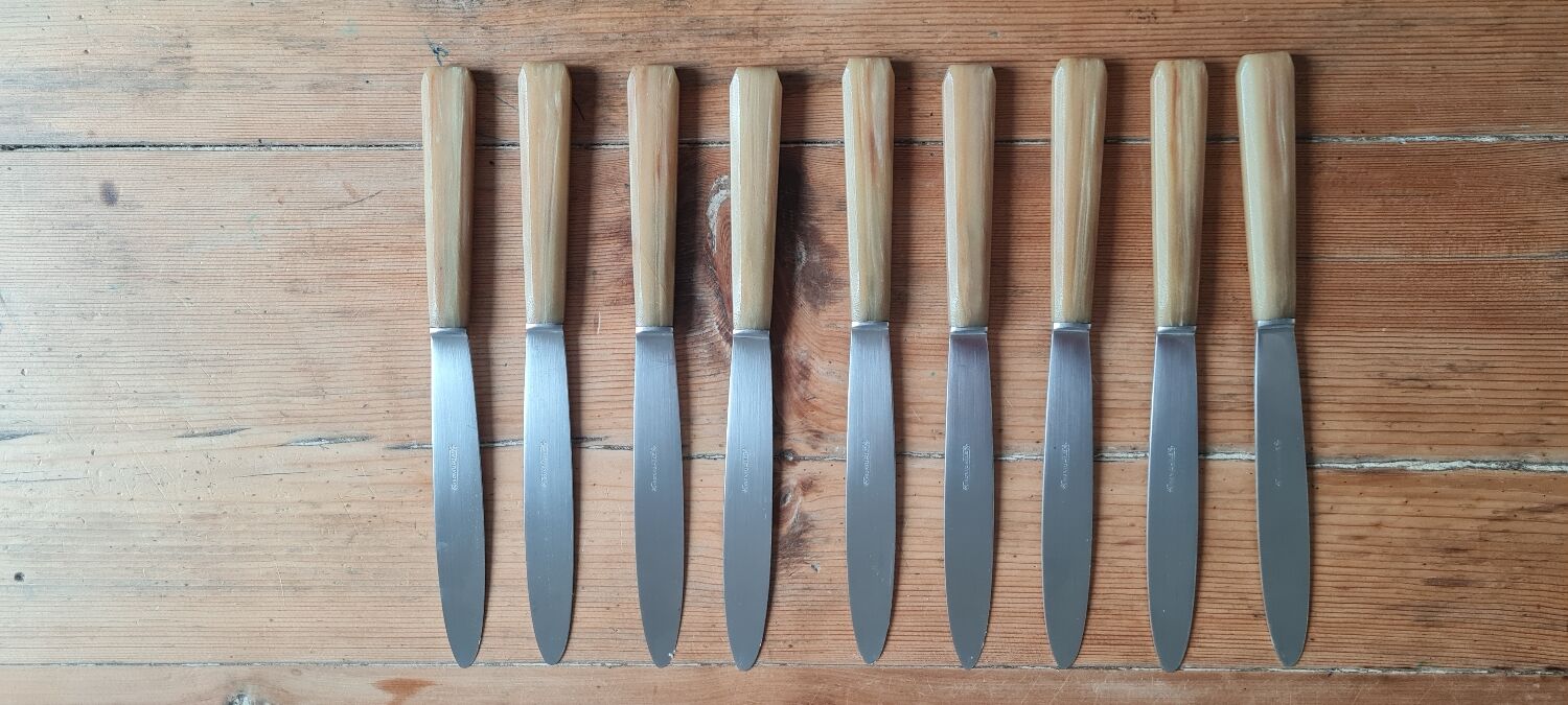 Set of 9 bakelite knives