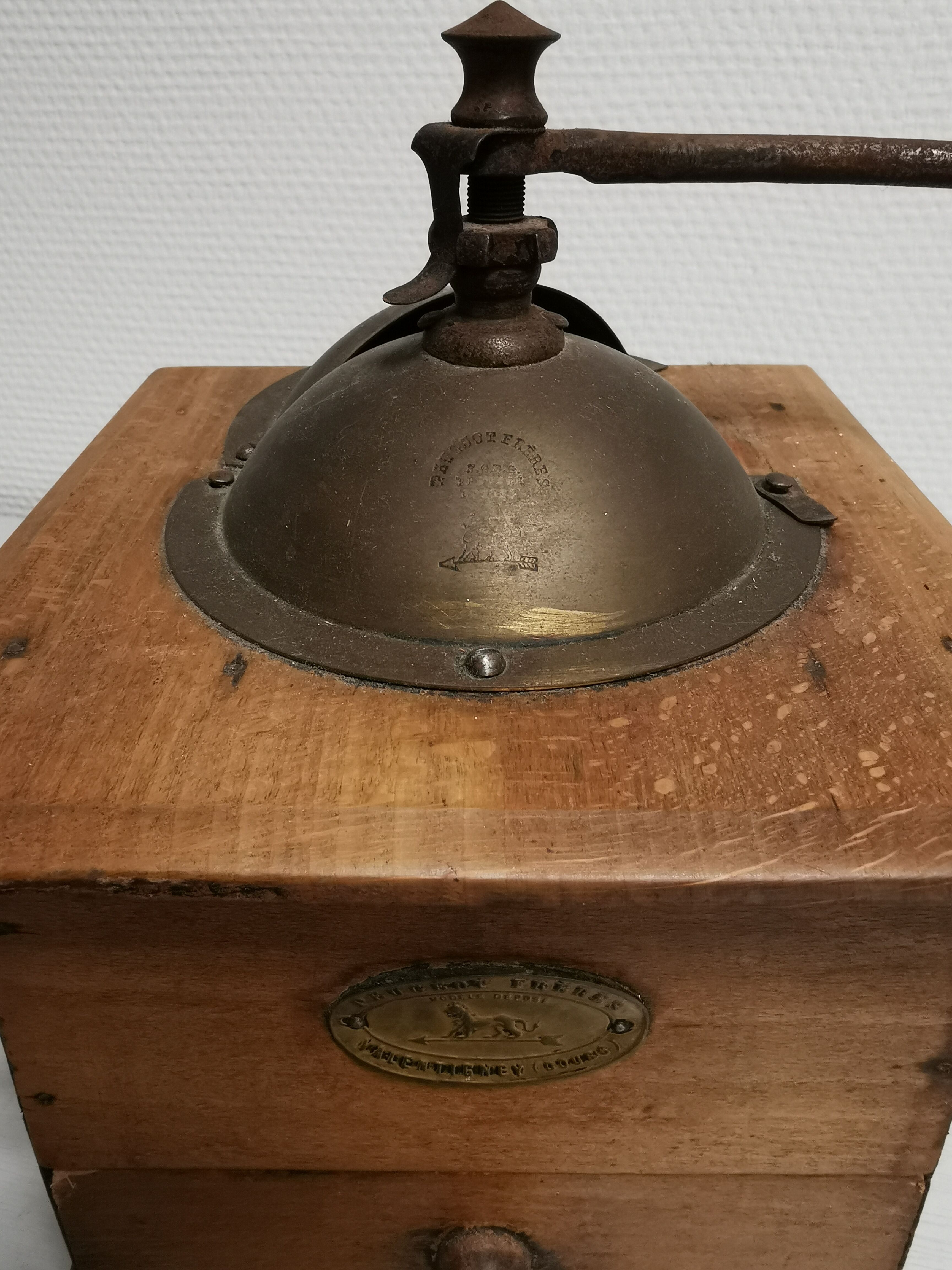 Set of 3 old vintage Peugeot coffee grinders. deco Cuisne Vintage restaurant