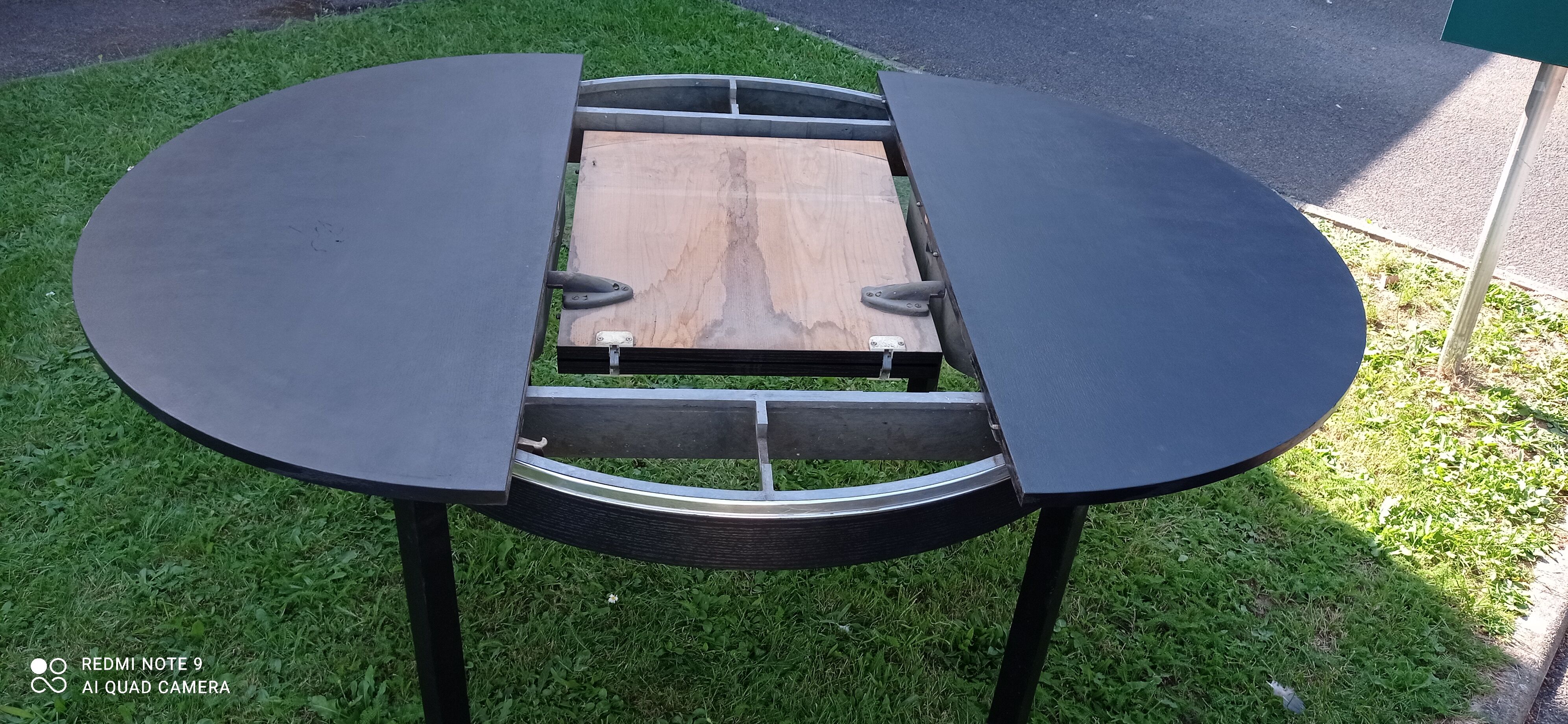 Roche & bobois 1970s edition round extendable dining table