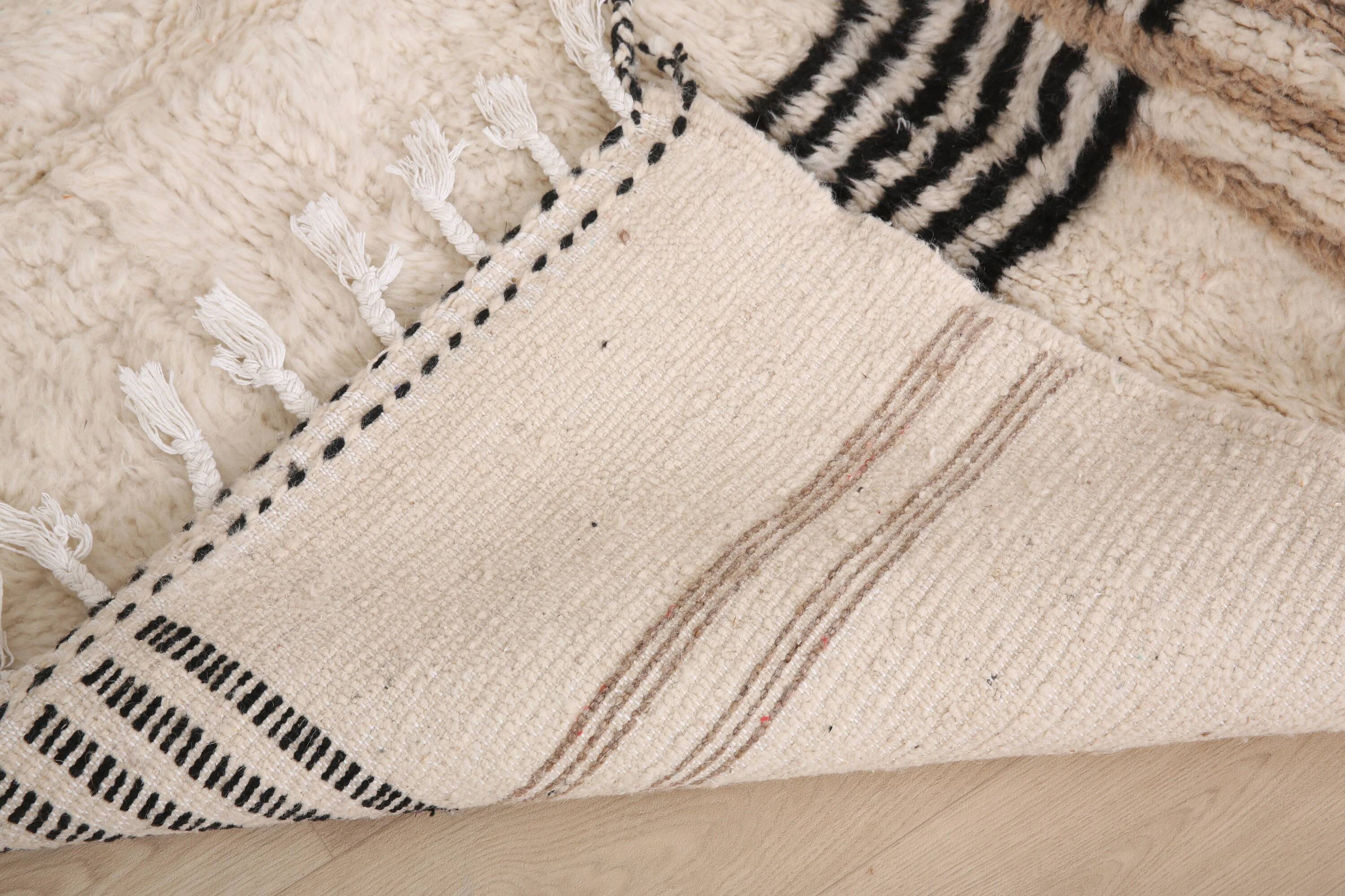 Moroccan rug made of natural wool, handmade, 2.5x1.5 m.
