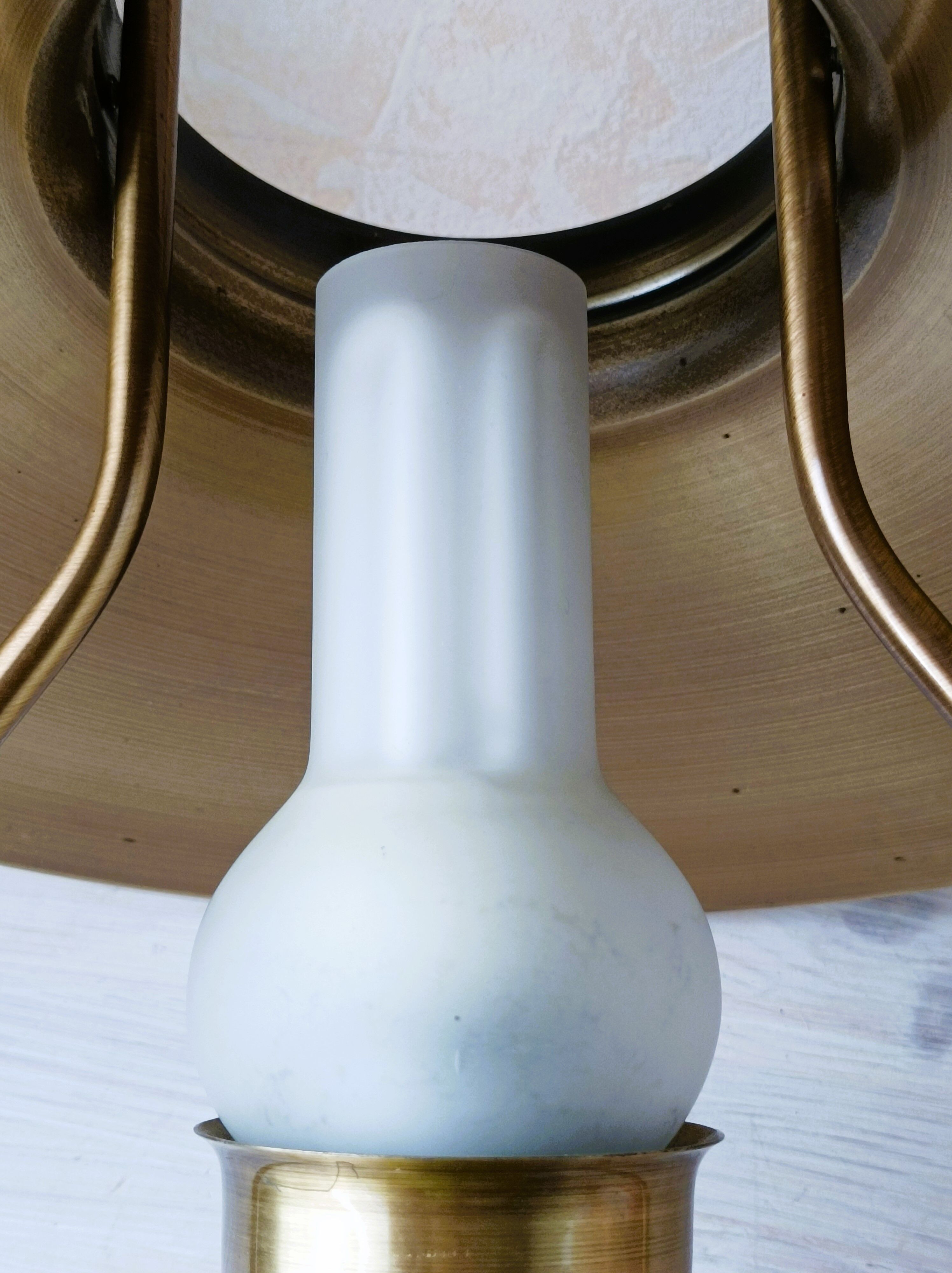 Chain suspension in storm lamp