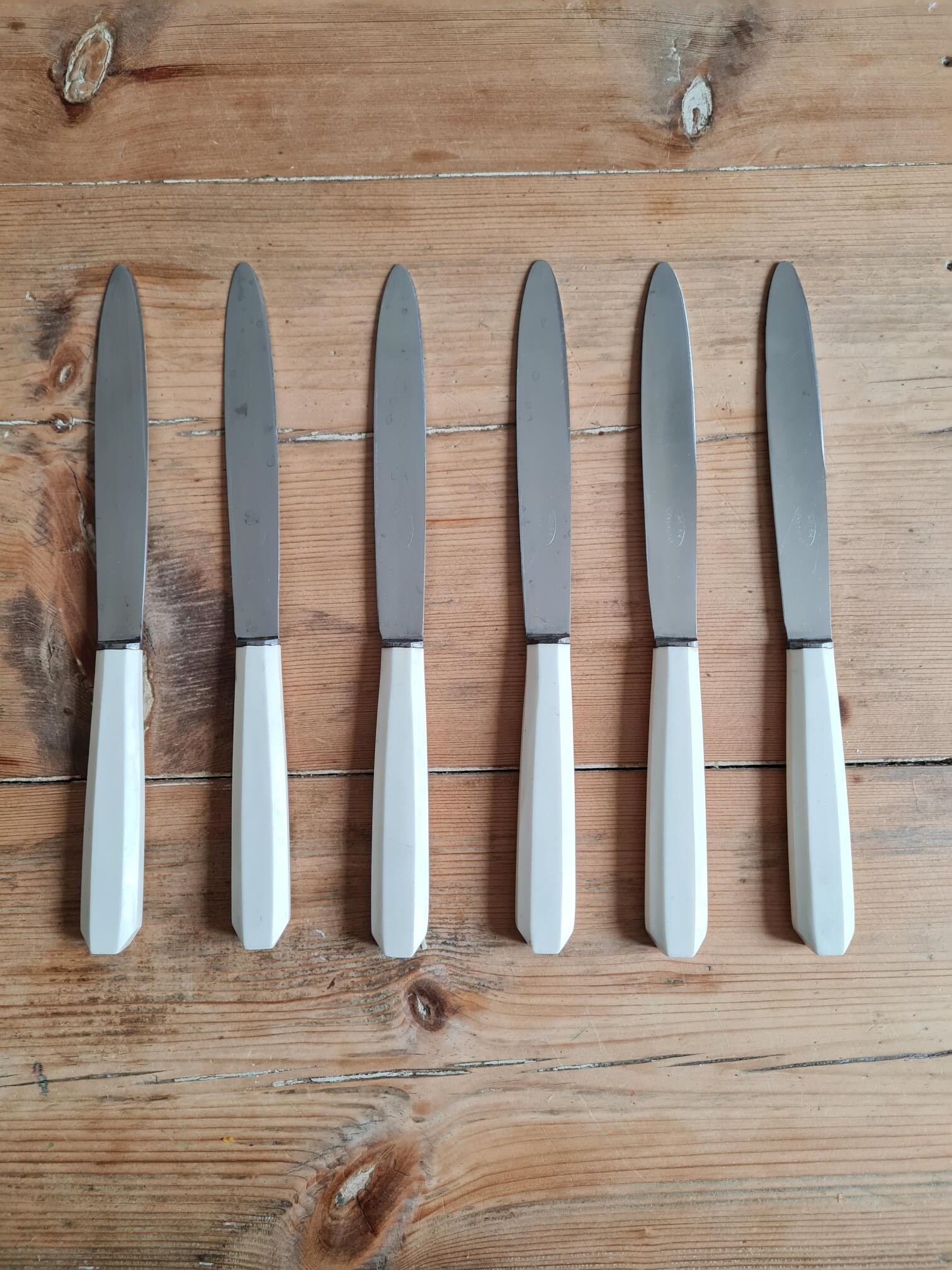 Set de six couteaux en bakélite et inoxydable