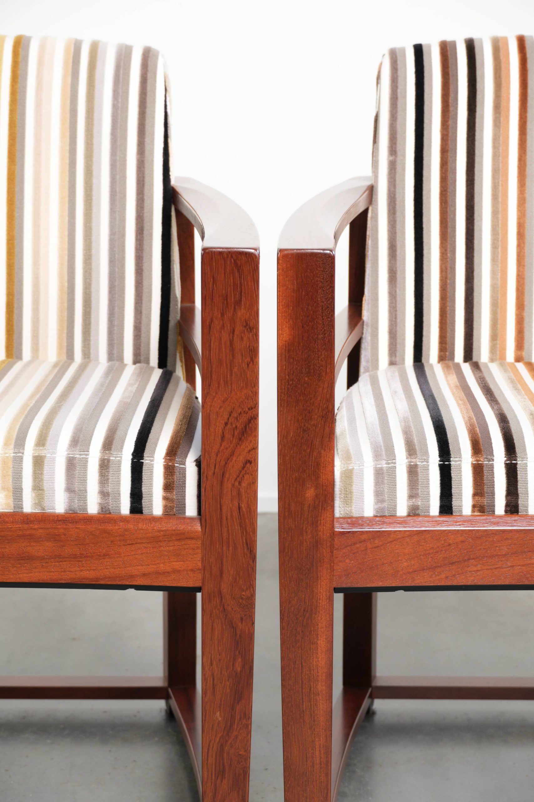 Set of 4 Art Deco design dining chairs with luxurious fabric upholstery
