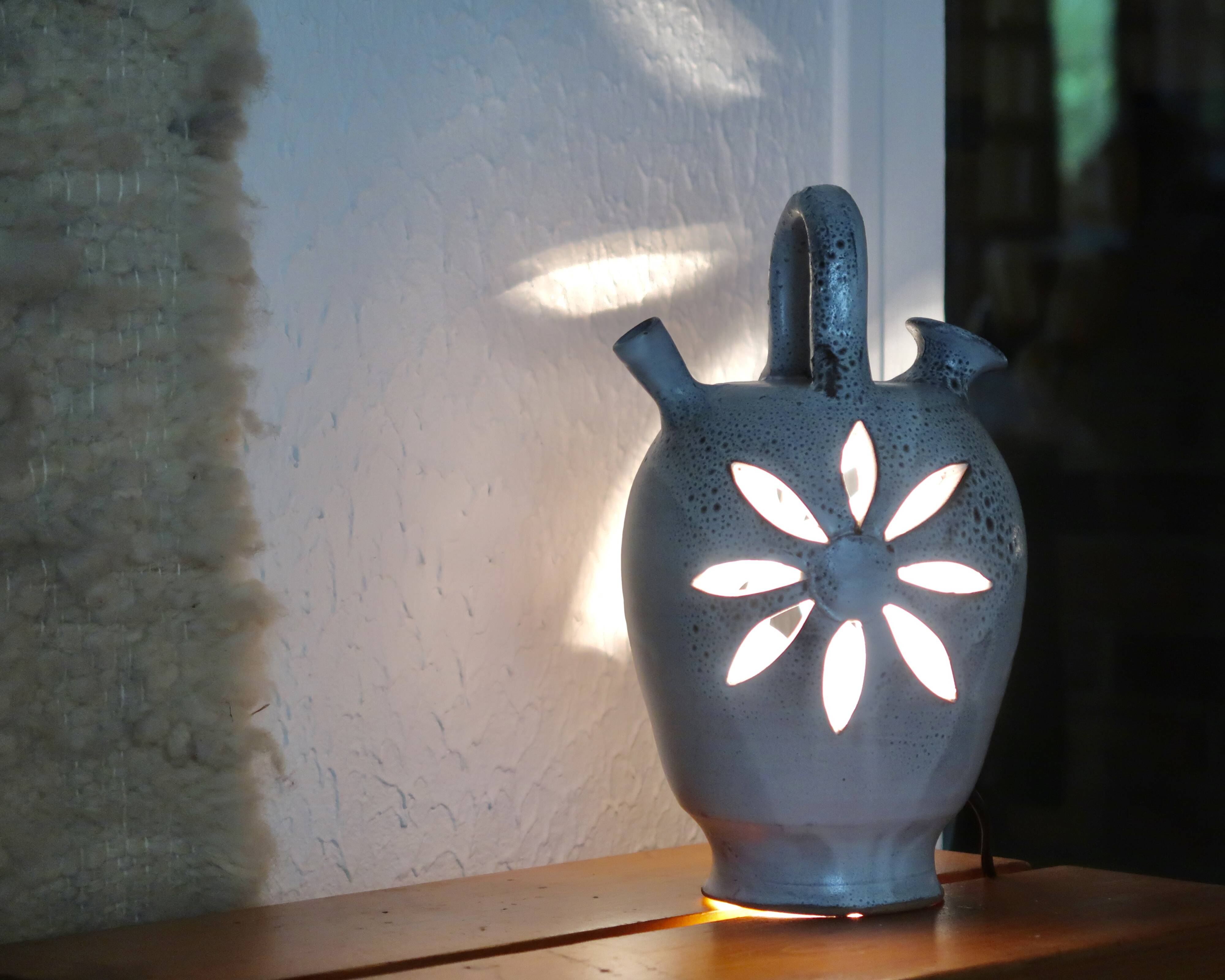 Lampe en céramique de Vallauris avec fleur ajourée, années 60