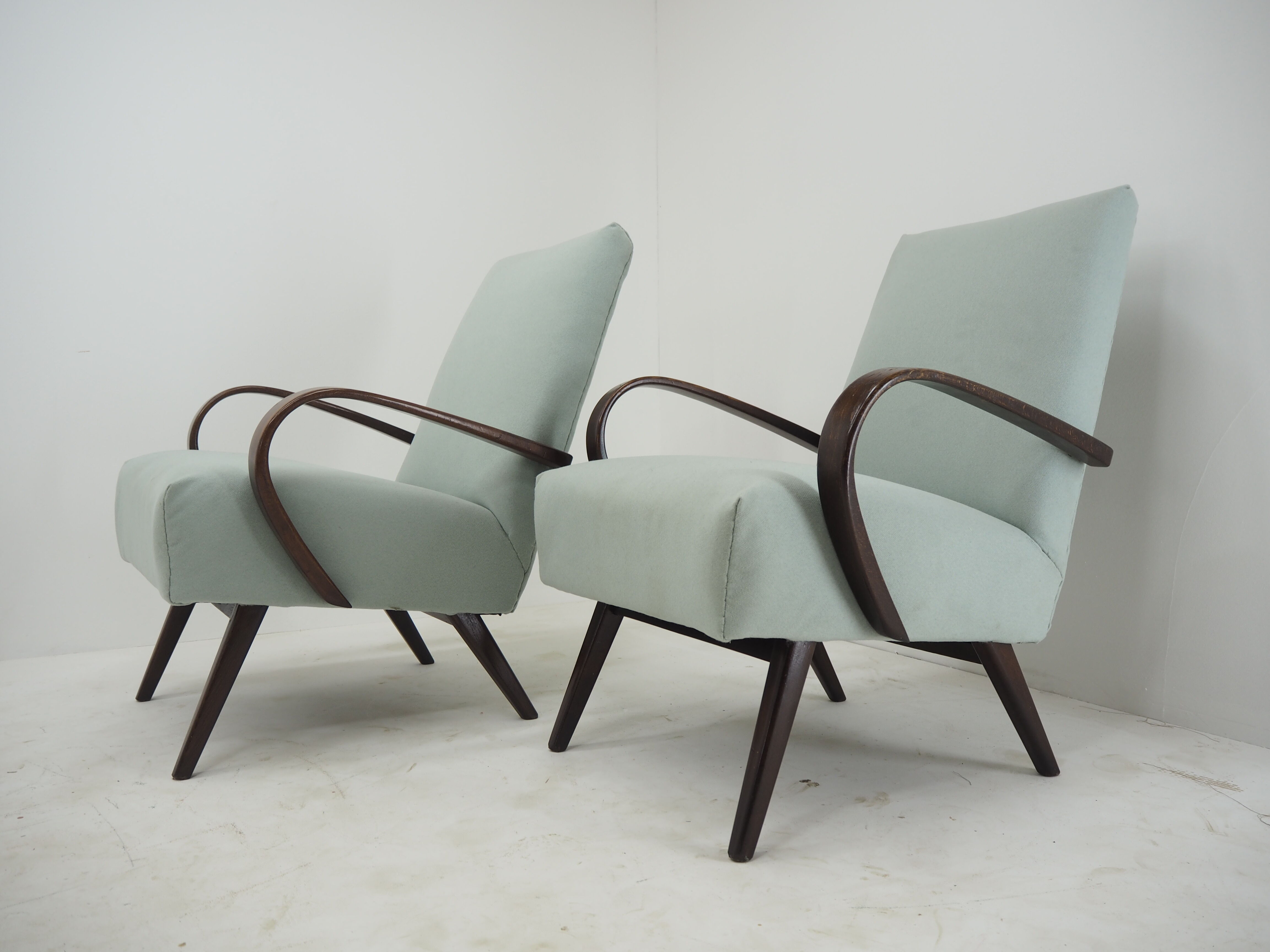 Pair of Ton/Thonet Beech Armchairs, Czechoslovakia