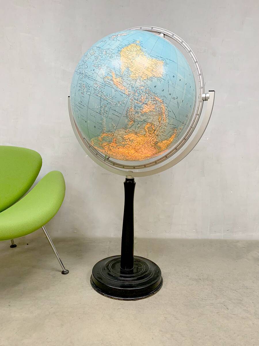 Vintage illuminated earth world globe floorlamp