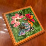 Ancien dessous de plat en bois et faïence, fleurs  peint à la main