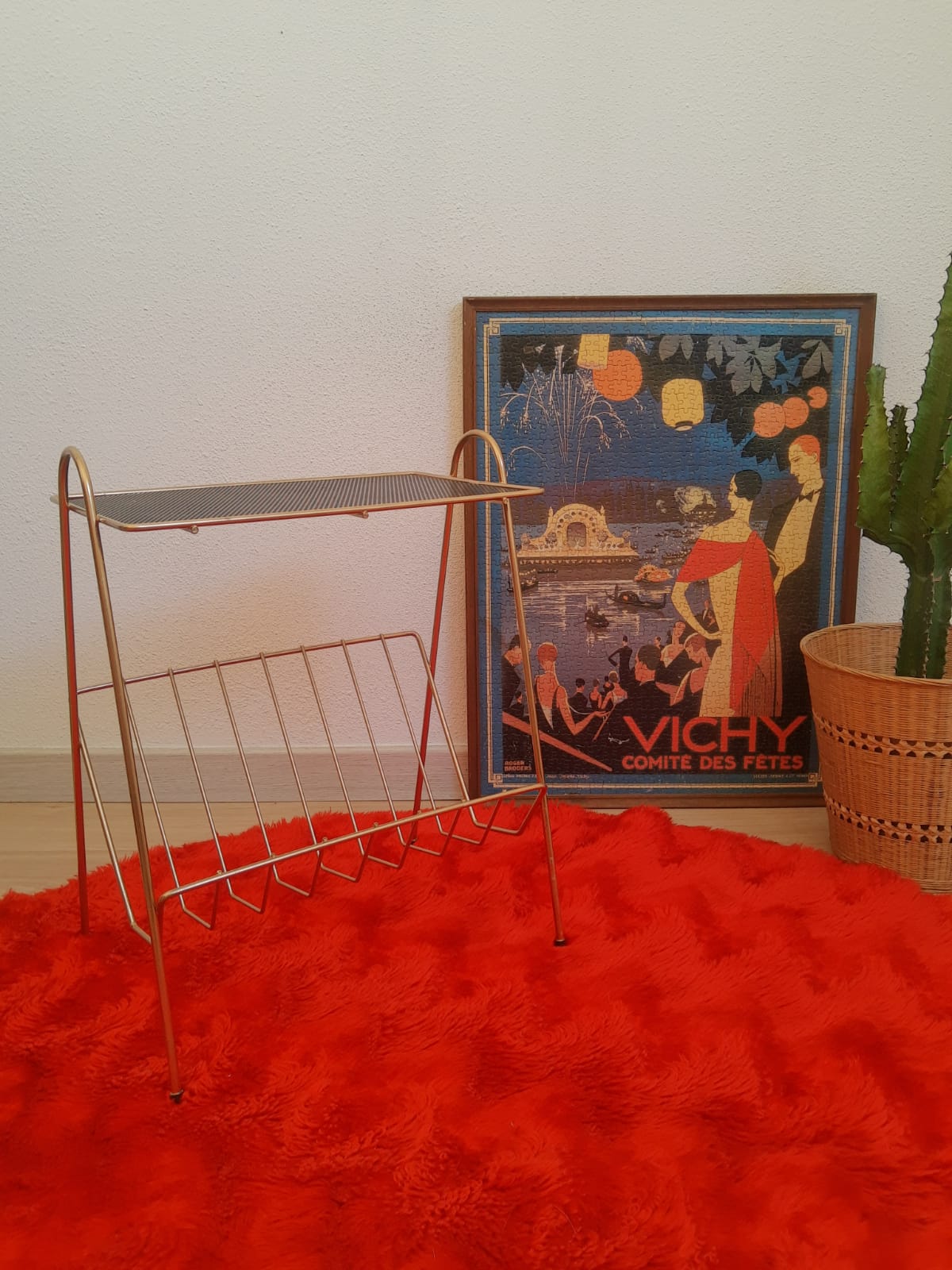 Pedestal table, door magazines in gilded metal years 50 - 60