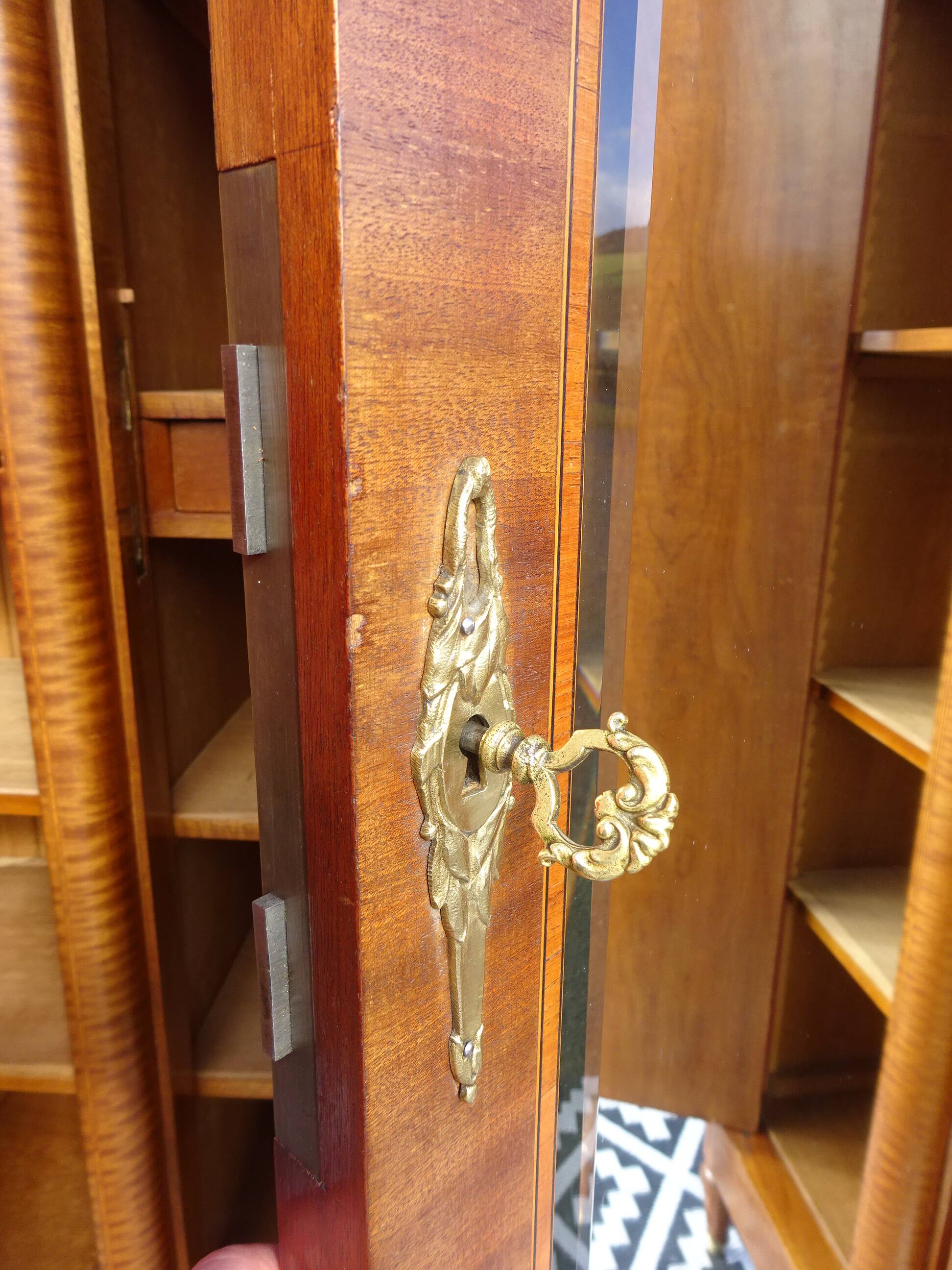Ancienne armoire de style Louis XVI avec marqueterie et bronzes