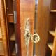 Ancienne armoire de style Louis XVI avec marqueterie et bronzes
