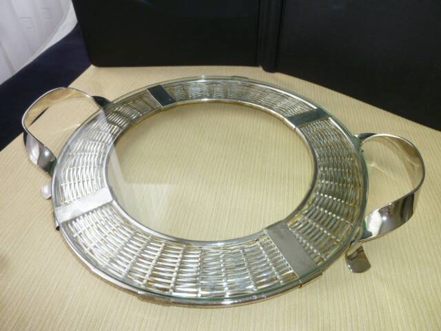Serving dish for cakes or cheeses in glass and silver metal