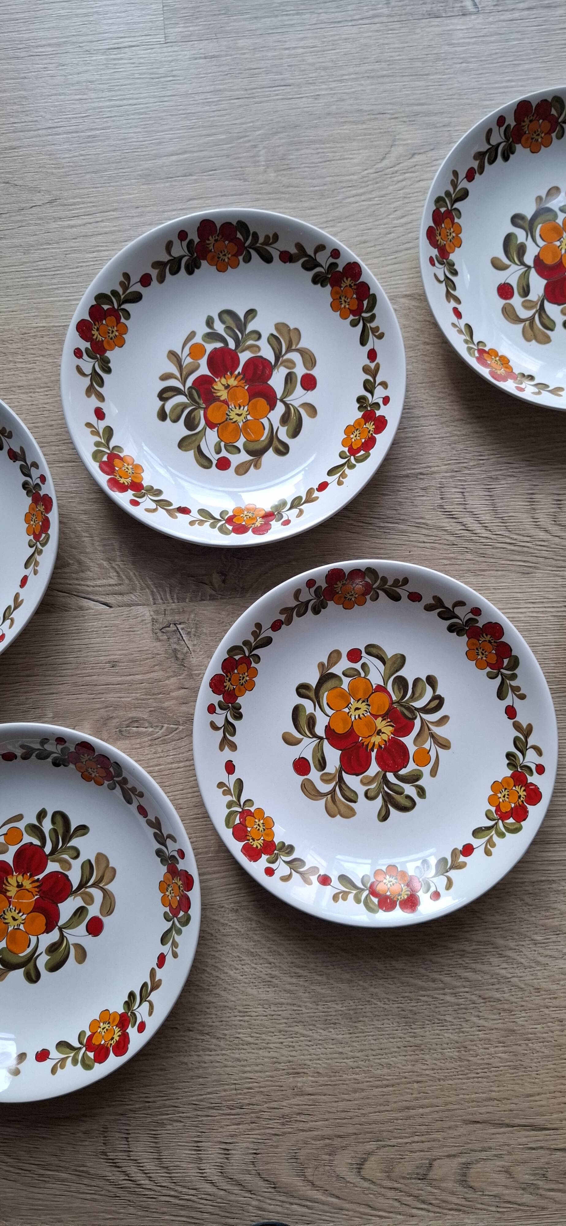 Set of 6 Moulin des Loups plates with red flowers