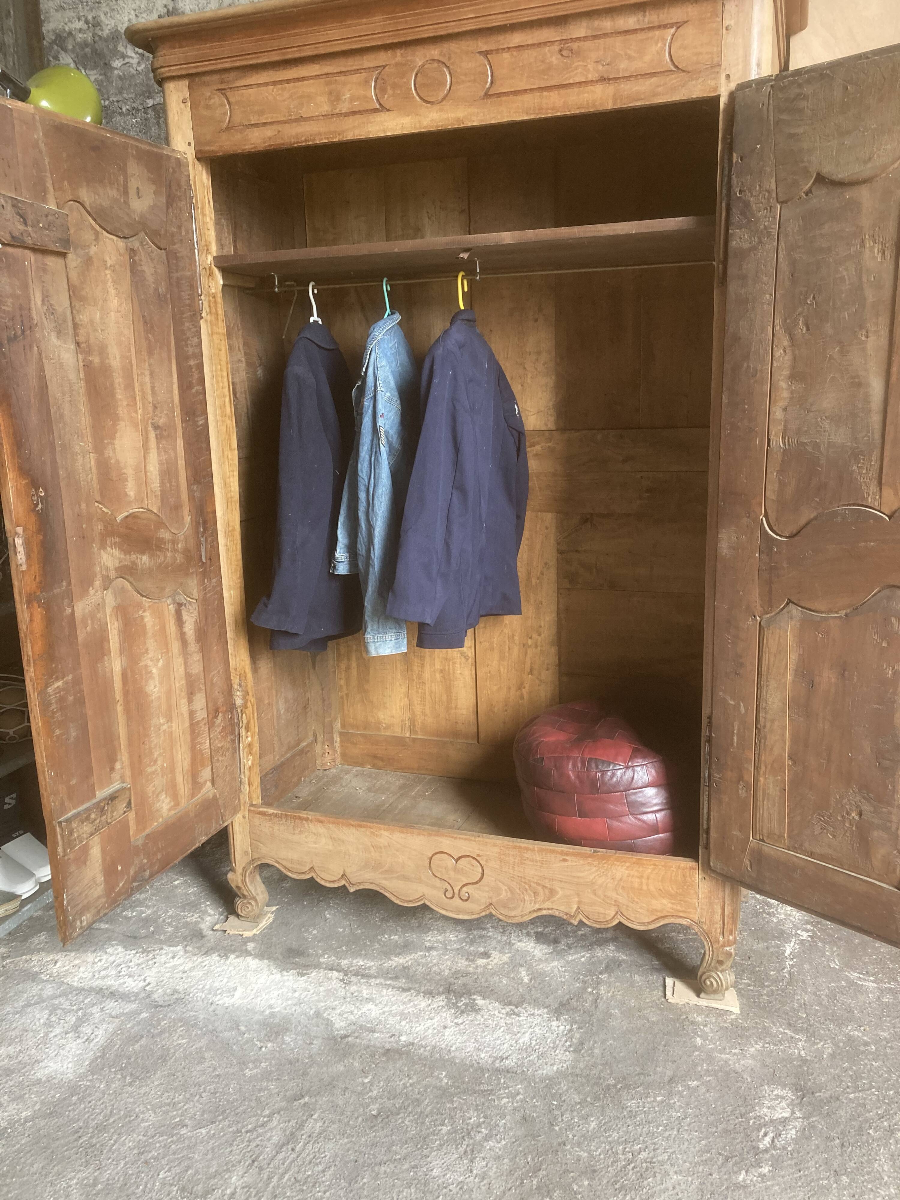 Wardrobe dressing of married 19 th raw aspect.