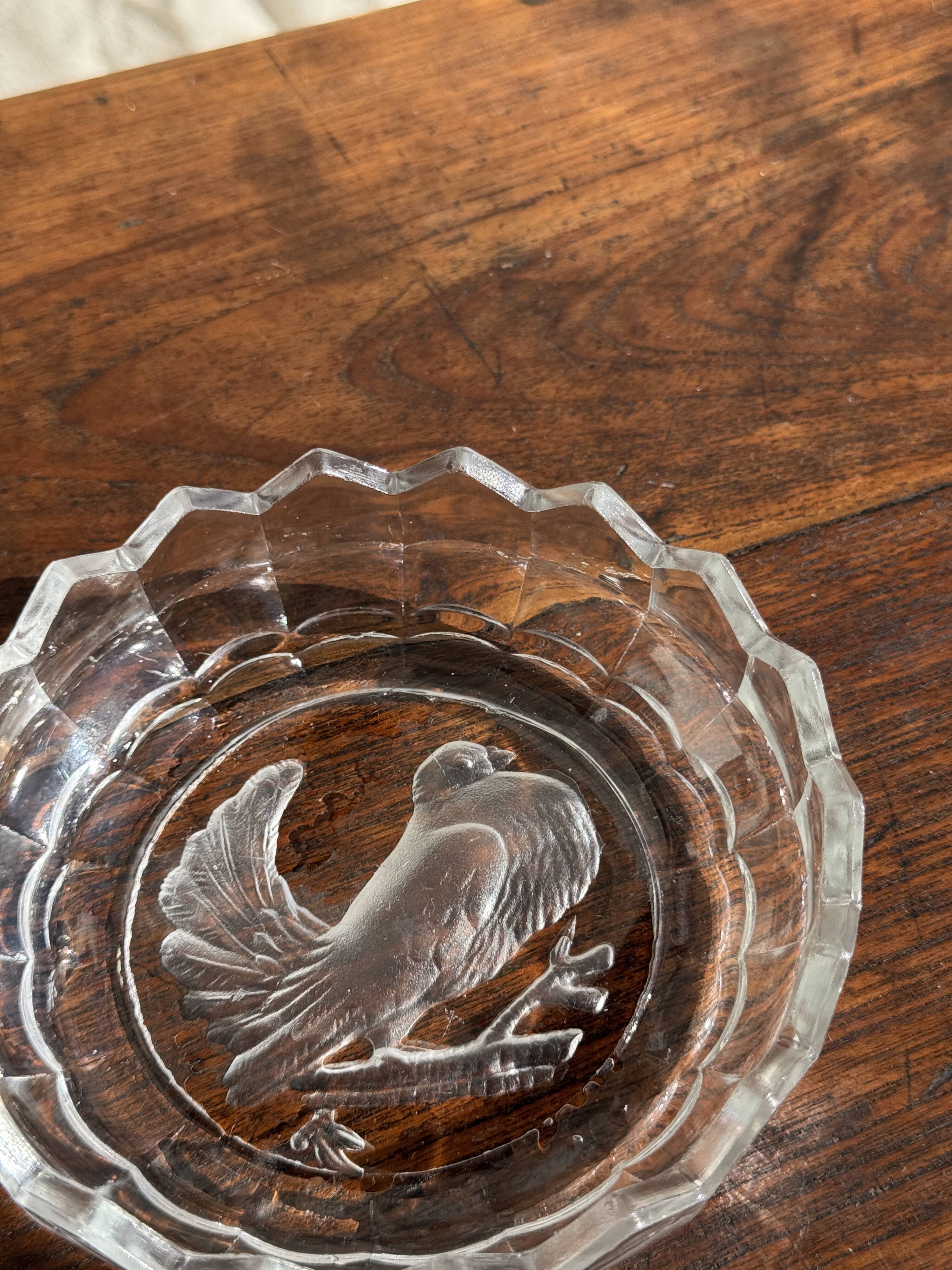 Pressed glass ashtray with dove pattern D:13.5