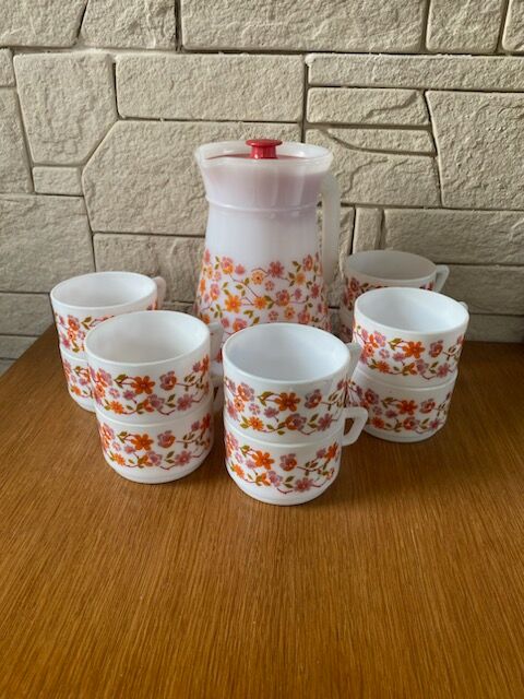 Arcopal service with its pitcher and cups