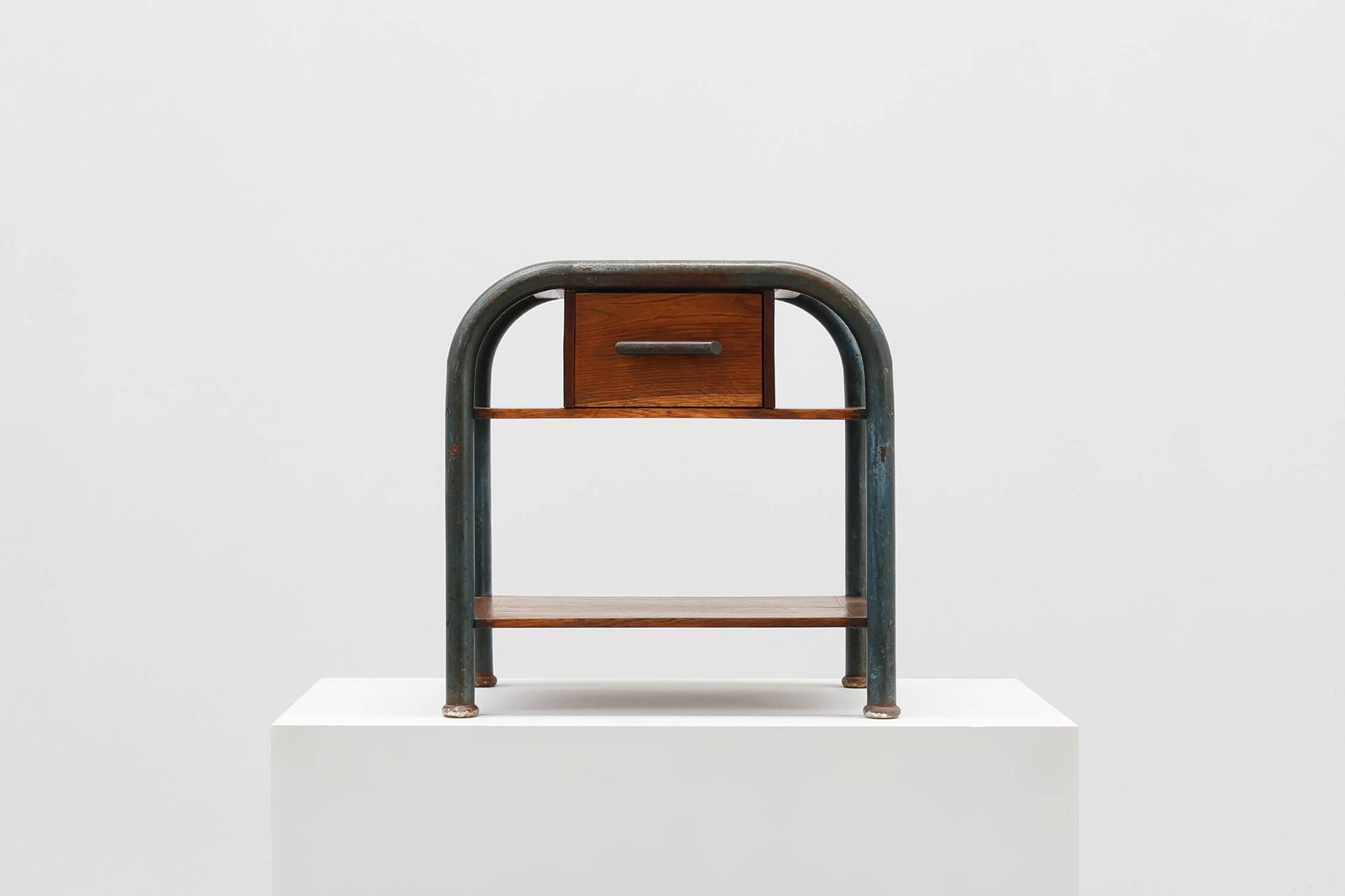 Table d'appoint ou table de chevet industrielle, Belgique vers 1910