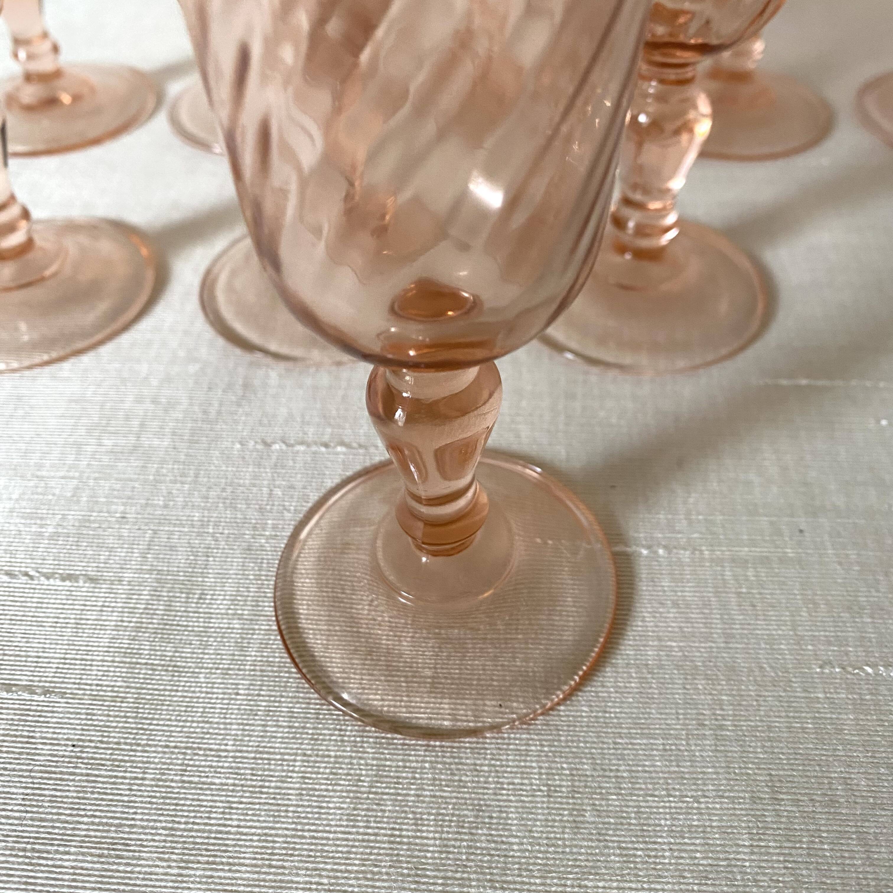 Flûtes à champagne en verre rose années 80