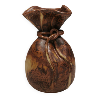 vase en forme de sac d'argent, dans de belles couleurs terreuses.