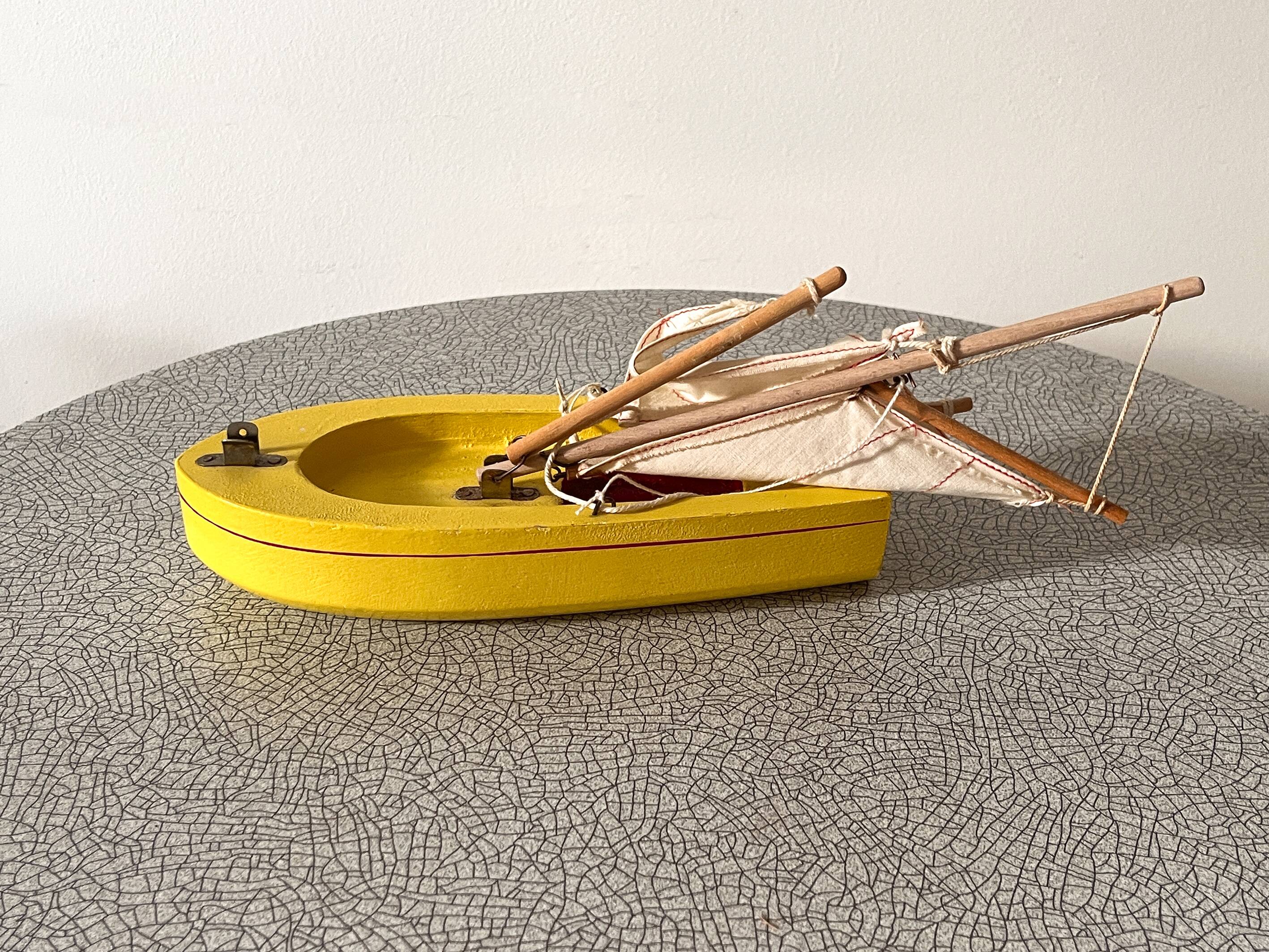 Wooden pond yacht from the English brand Star'Yacht Birkenhead.