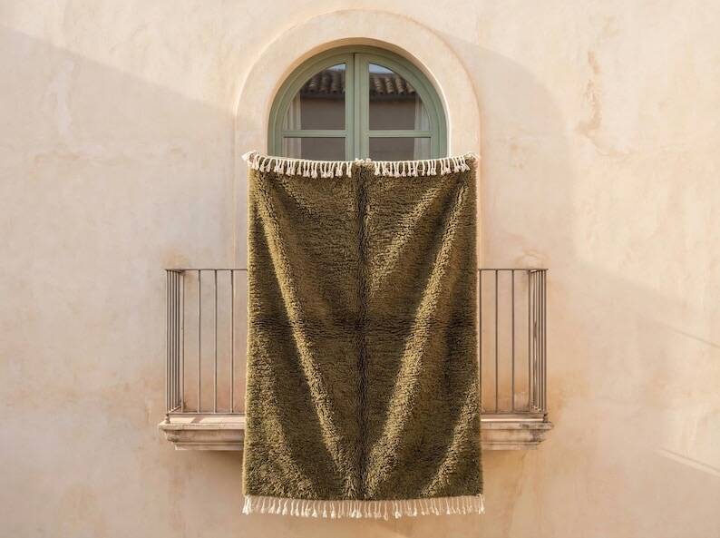 Authentic traditional pure wool Berber rug in green, size 1.4/2.6m.