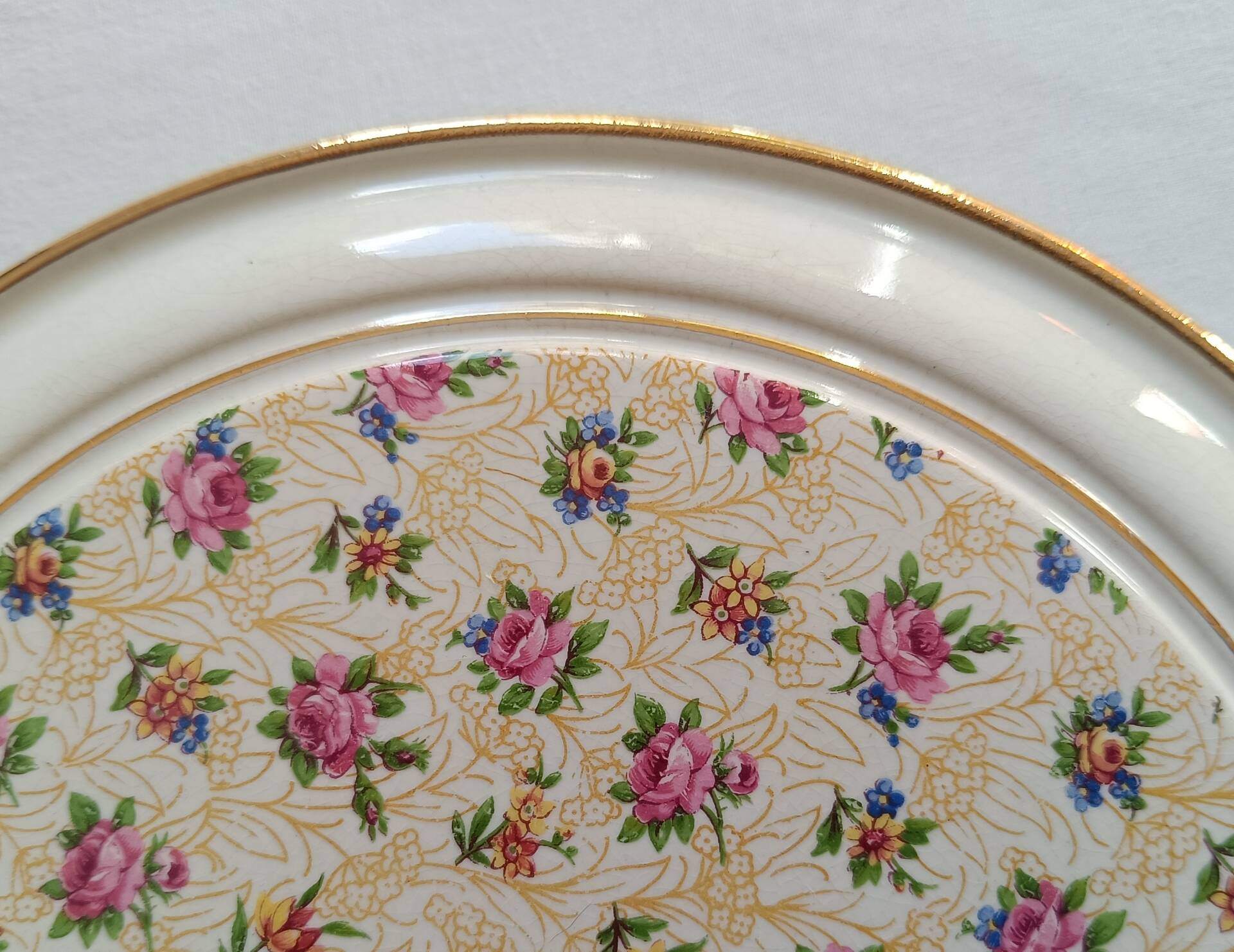 Vintage round trivet, ideal for adding a romantic touch.