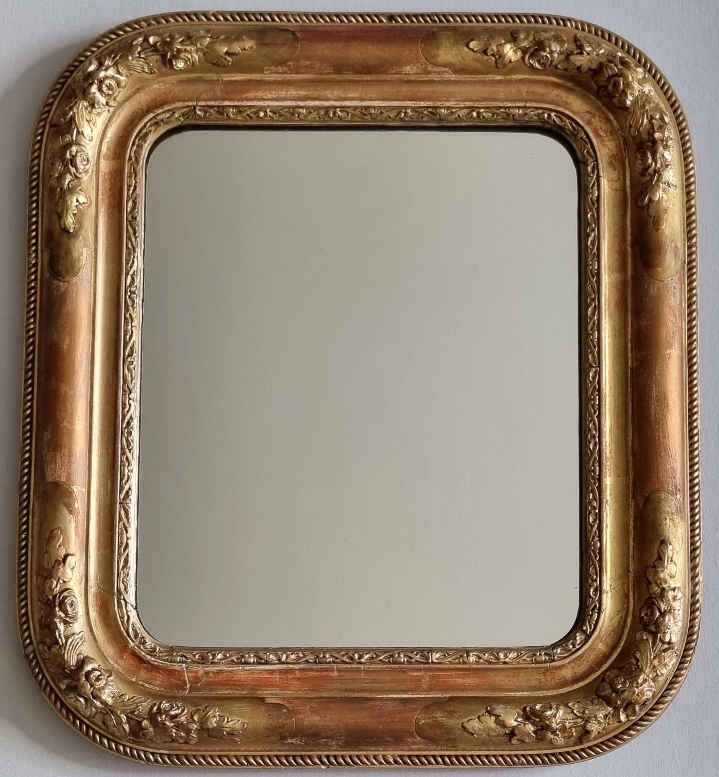 Miroir Louis-Philippe en bois et stuc doré à décor floral, XIXe, 43 x 38 cm