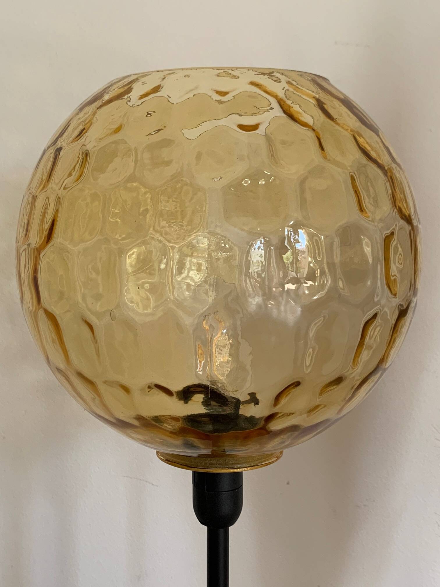 Lampe à poser avec un globe ancien vintage doré, remonté sur un pied doré