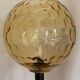 Lampe à poser avec un globe ancien vintage doré, remonté sur un pied doré