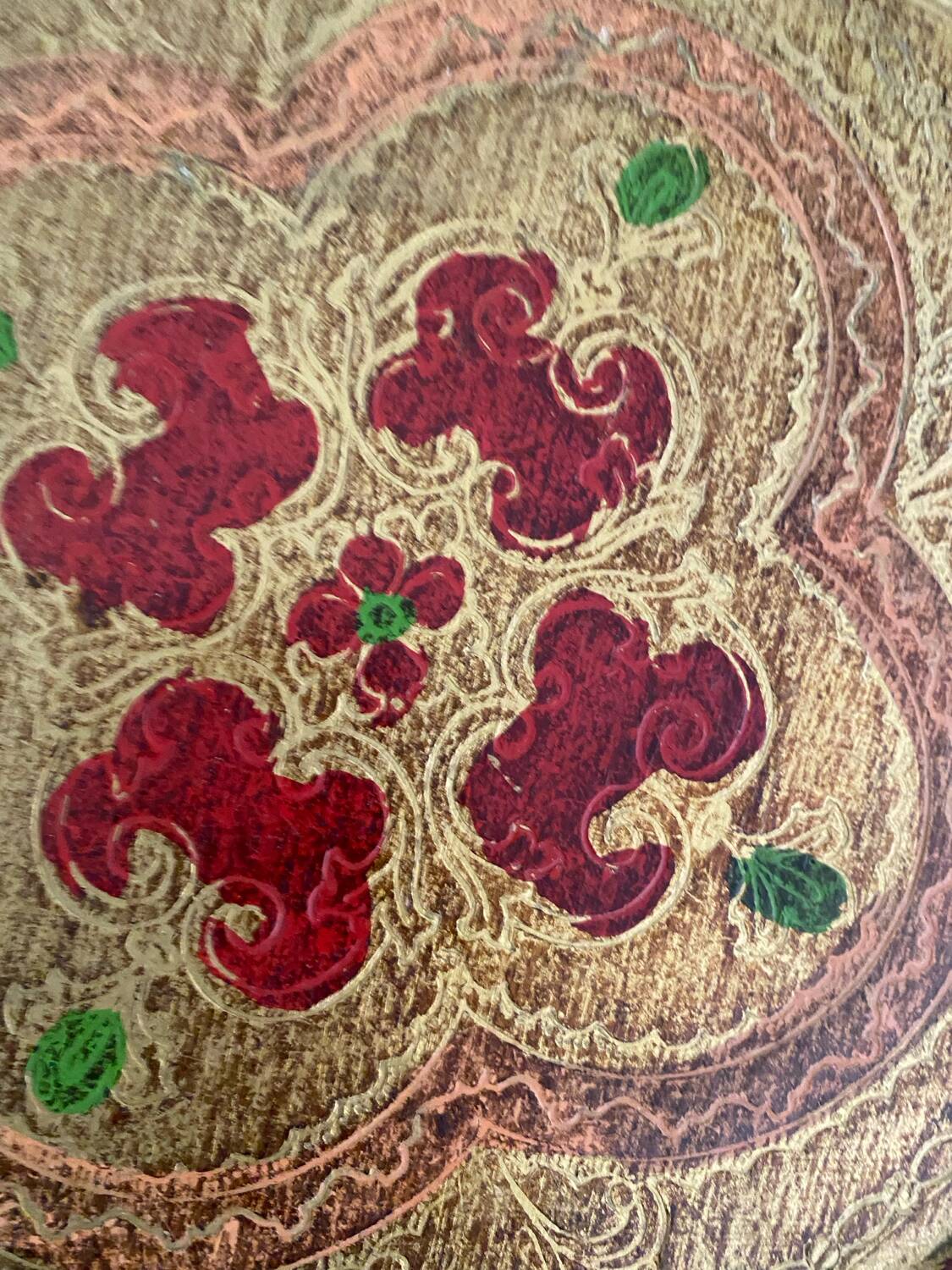 Round tray in Florentine style.