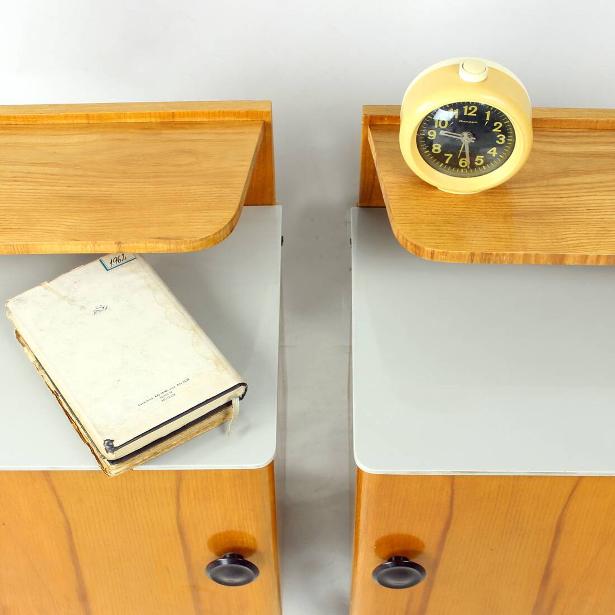 Ensemble de deux tables de chevet en bois et verre, Tchécoslovaquie 1950