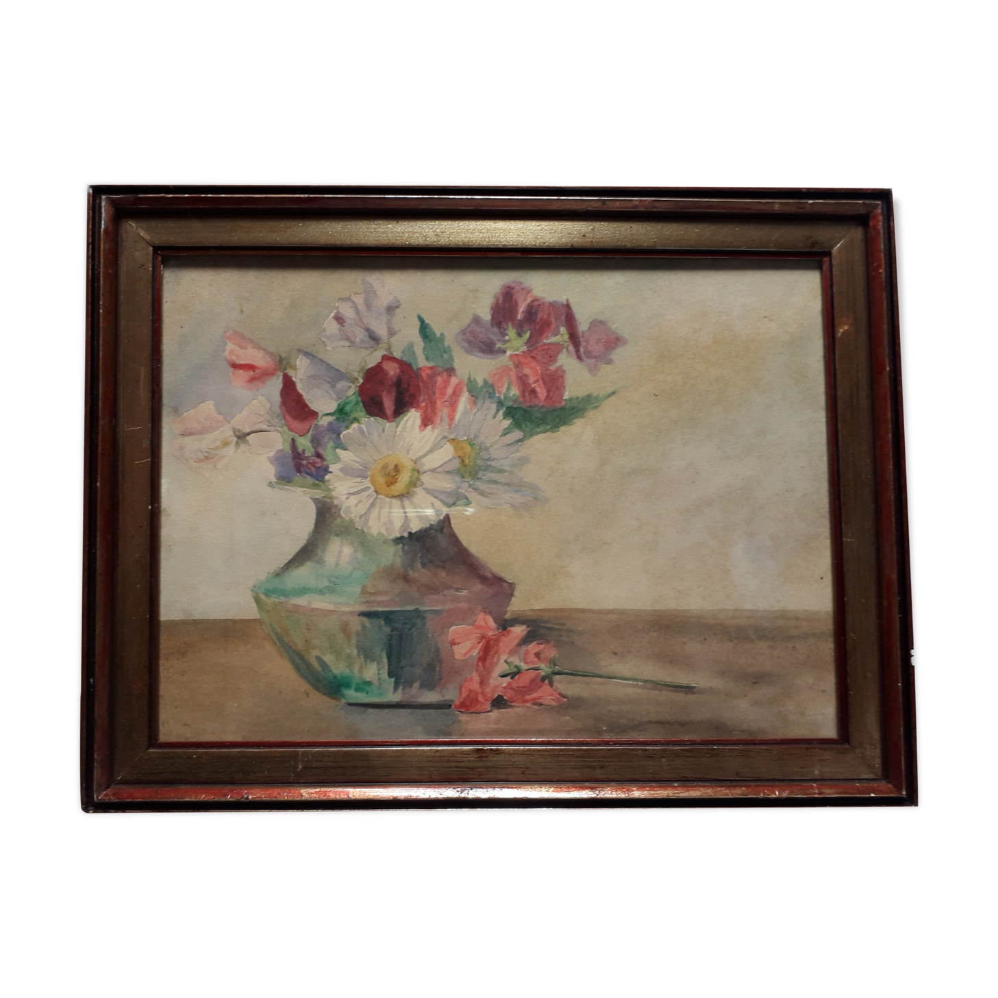 Bouquet of daisies and scent peas