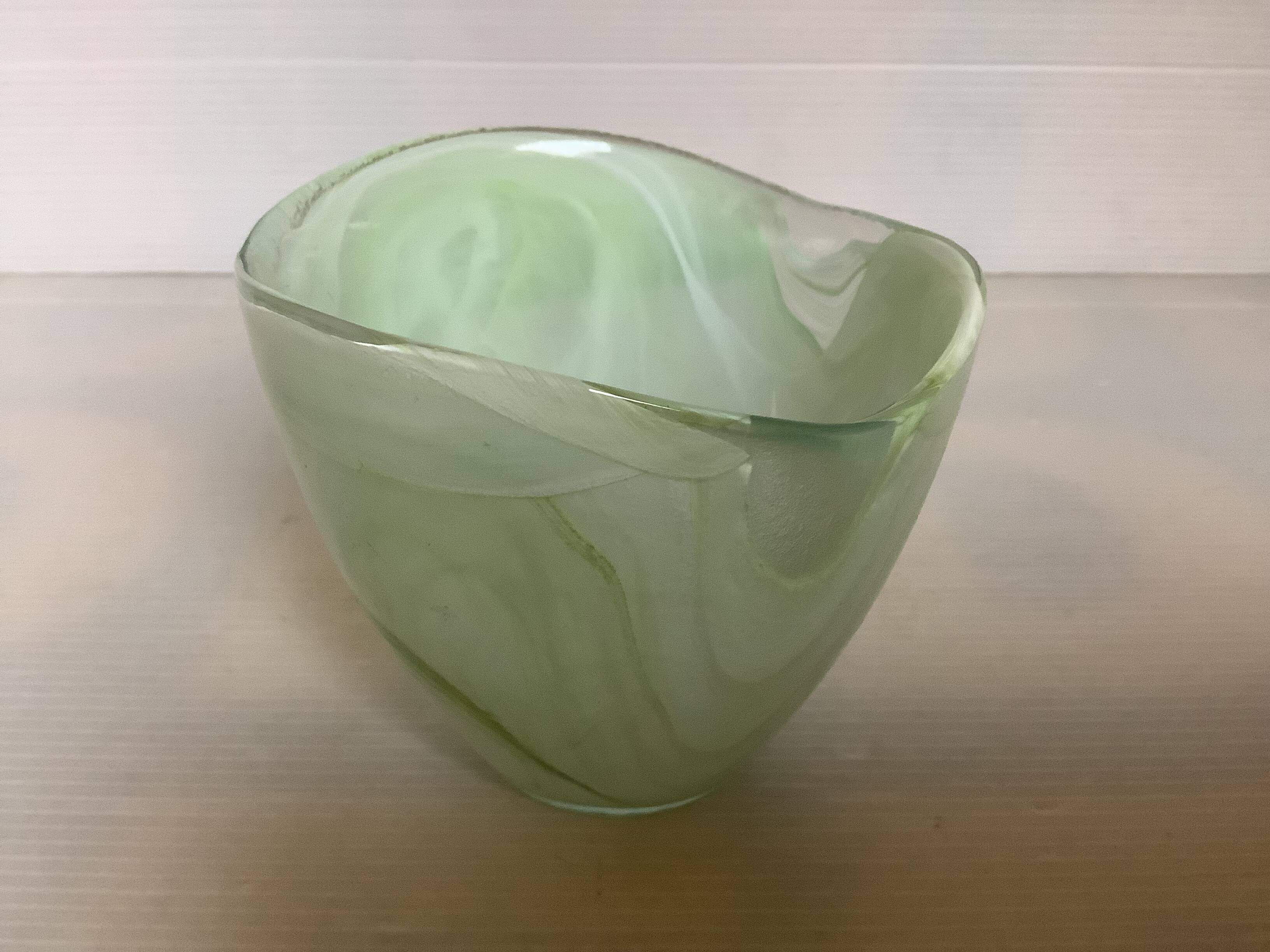 Asymmetrical glass paste ring holder