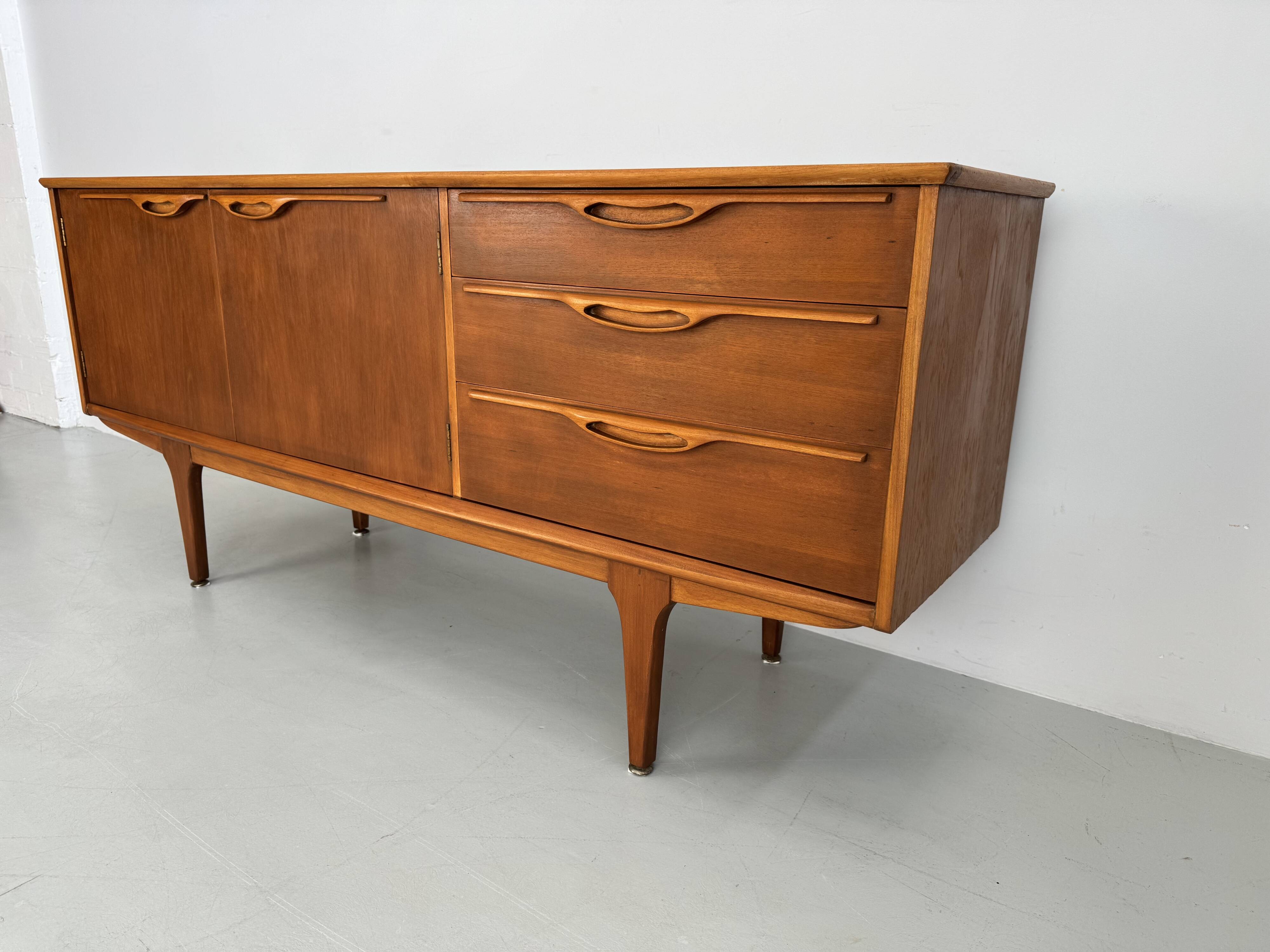 Buffet en teck vintage par Jentique des années 1960.