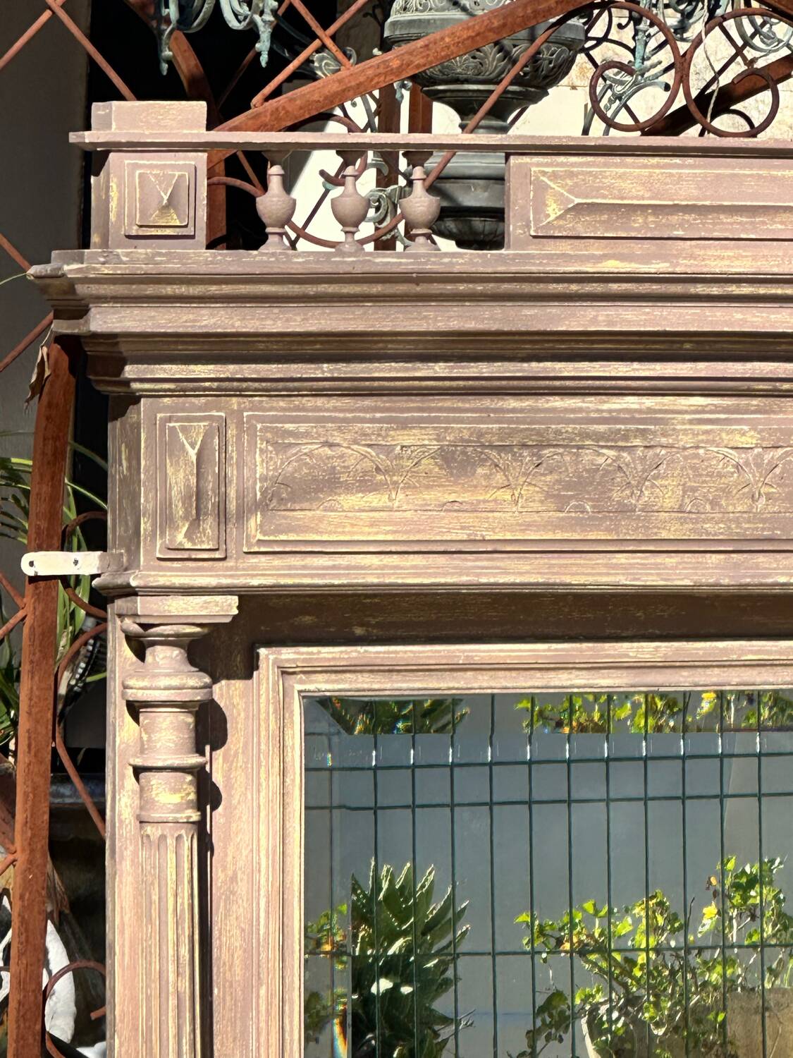 Imposing fireplace mirror in carved and painted wood, 19th century.