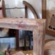 Miroir bois sur socle, patiné, fleurs