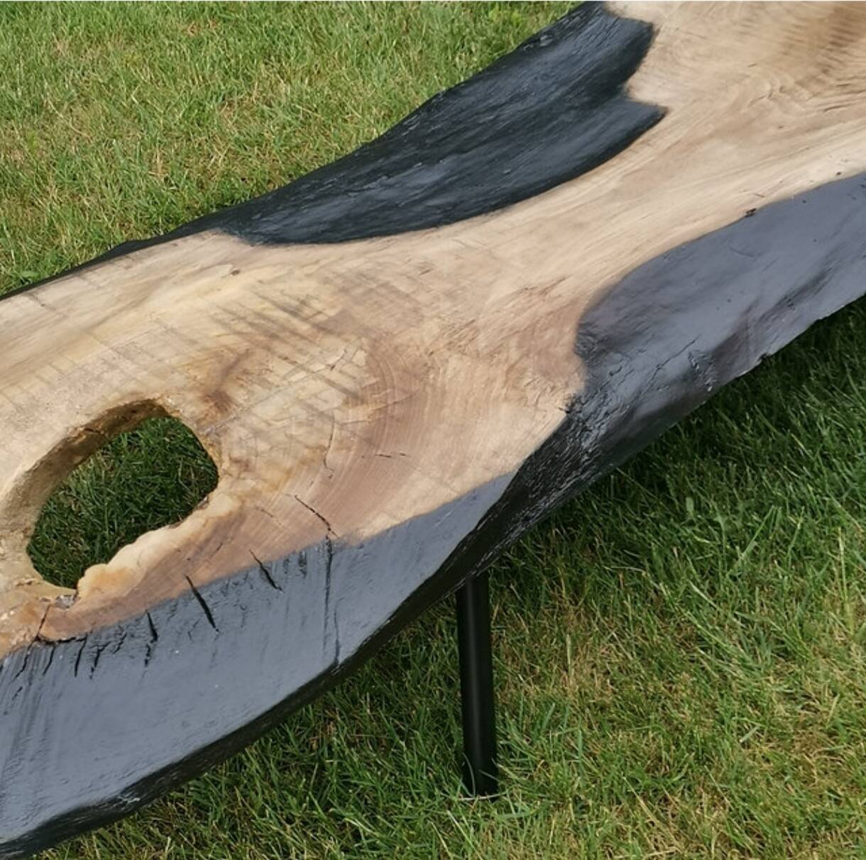 Table basse bois brûlé brutaliste