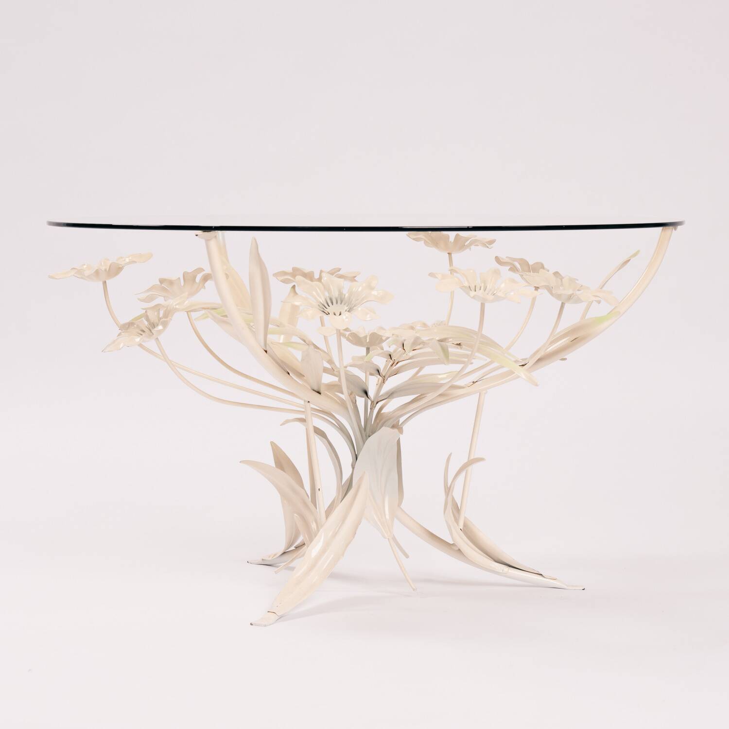 Table fleurie en métal Hans Kogl du milieu du siècle avec plateau en verre