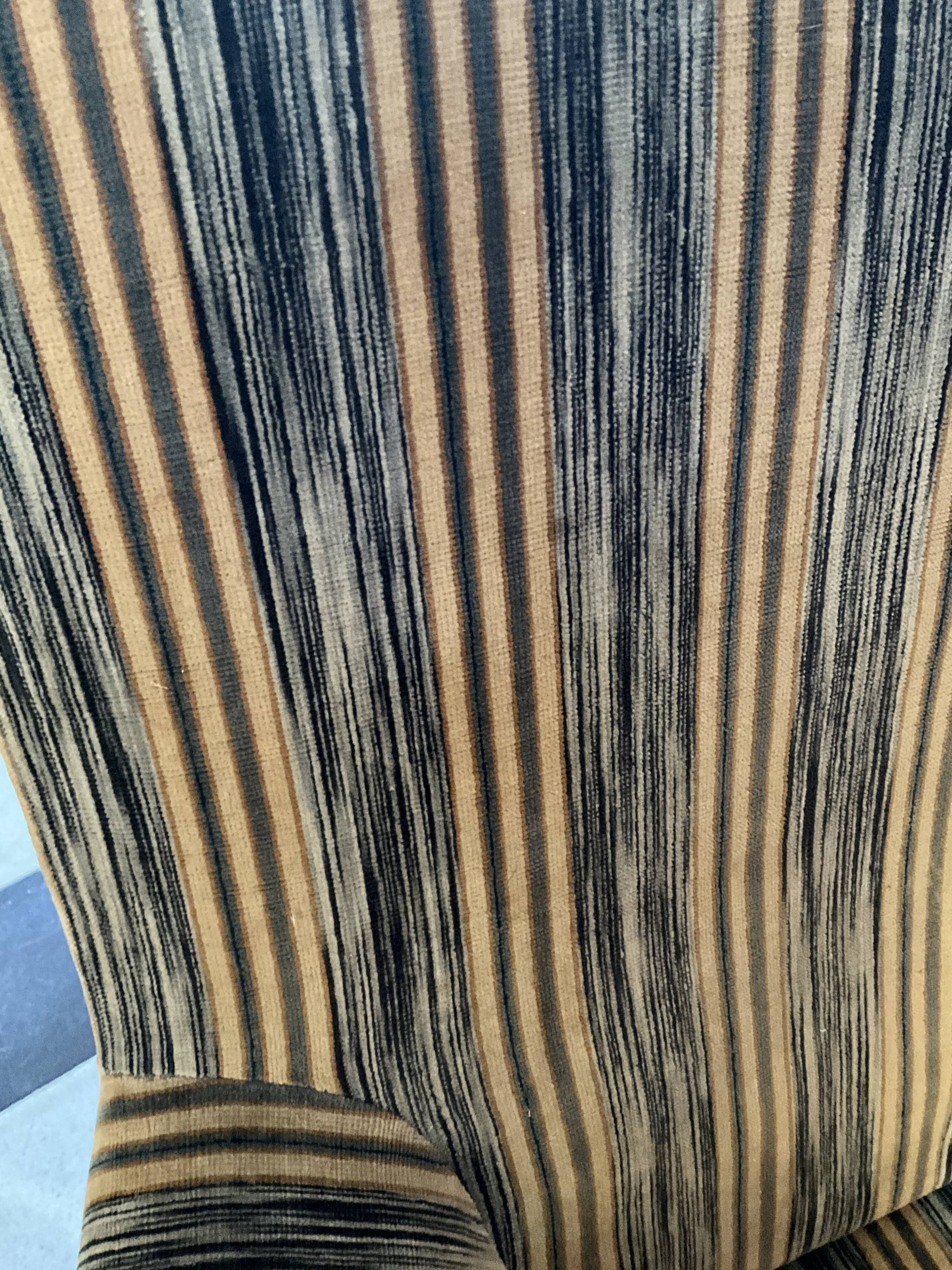 Une paire de fauteuils en velours.