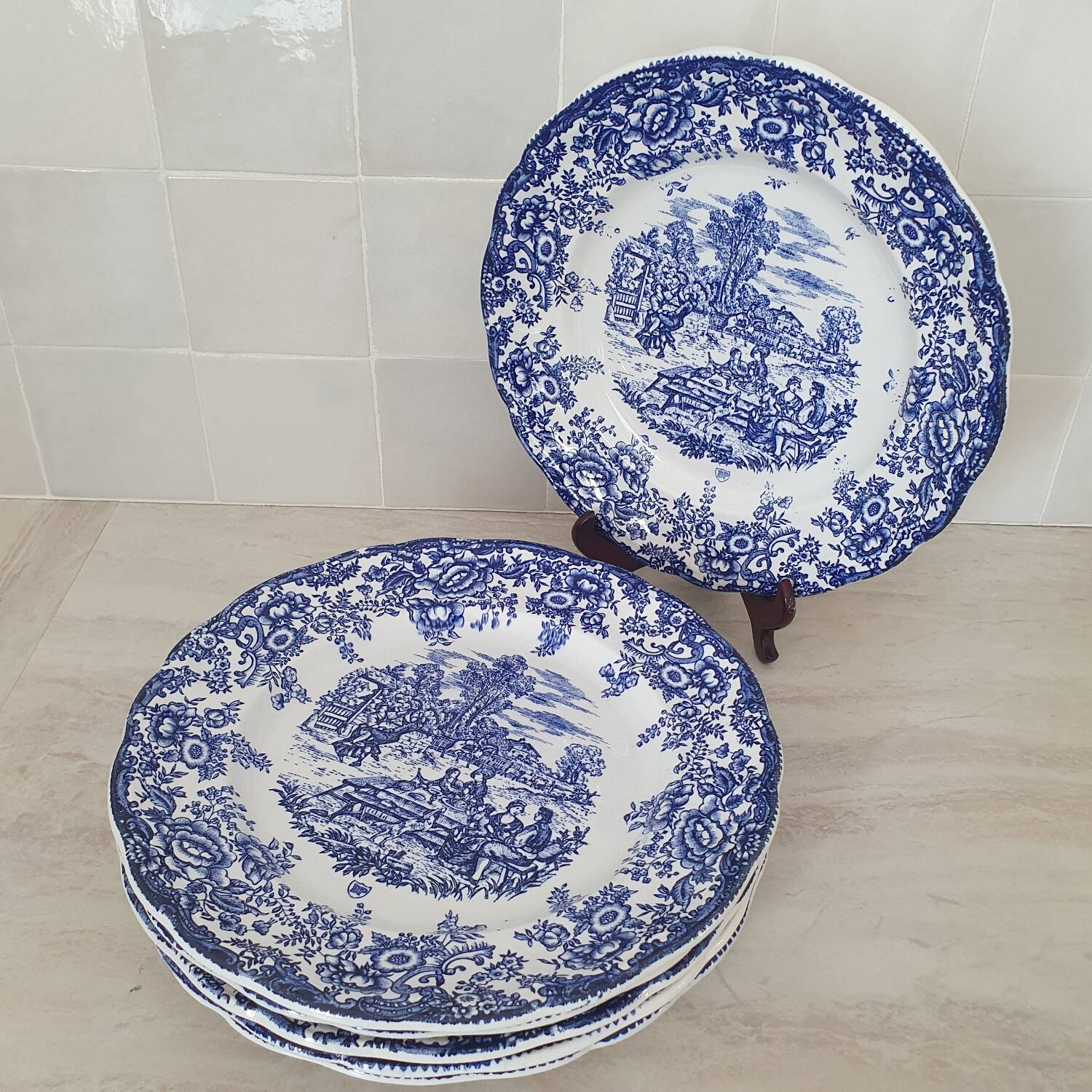 6 earthenware plates with floral and pastoral scene motifs