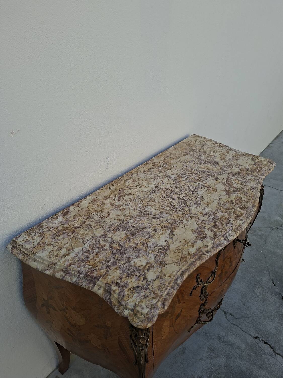 Commode style Louis XV en marqueterie et bois de rose