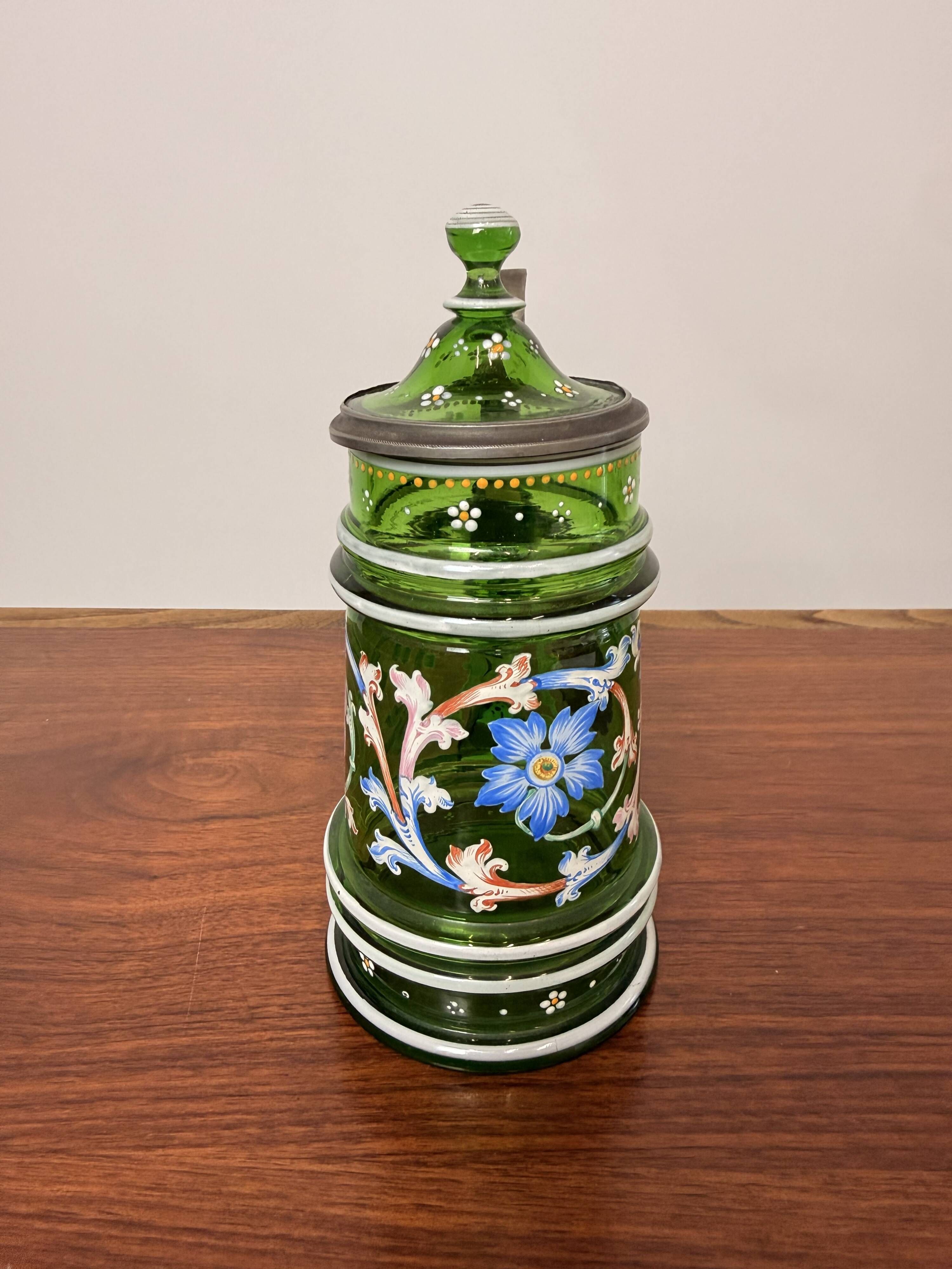 Chope à bière ancienne en verre émaillé vert – Décor floral -