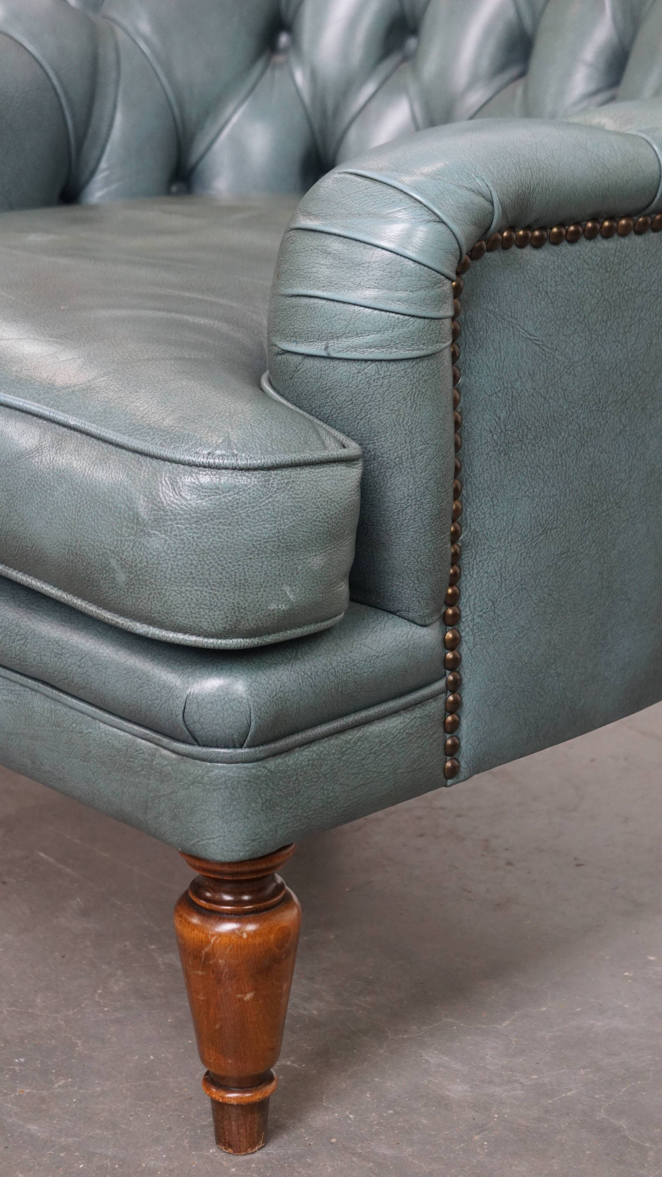 Fauteuil Chesterfield bleu en cuir de vachette de style anglais