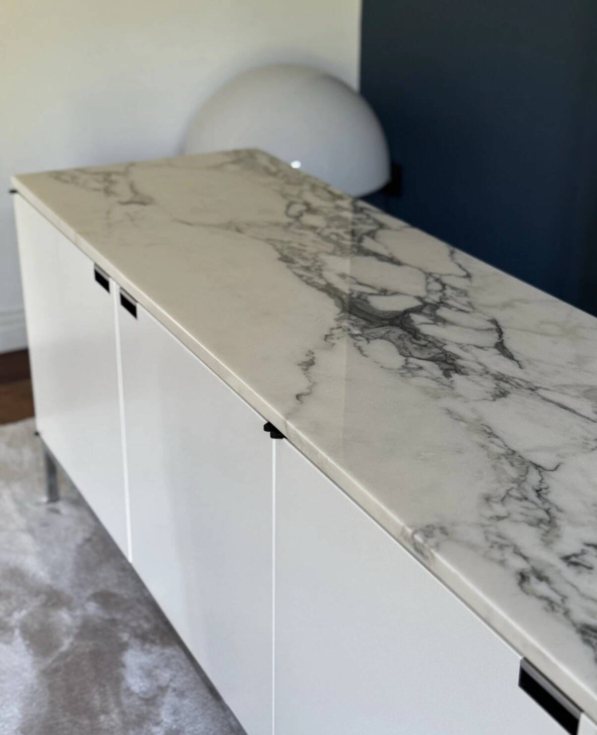 Florence Knoll “Credenza 4” sideboard – Arabescato marble