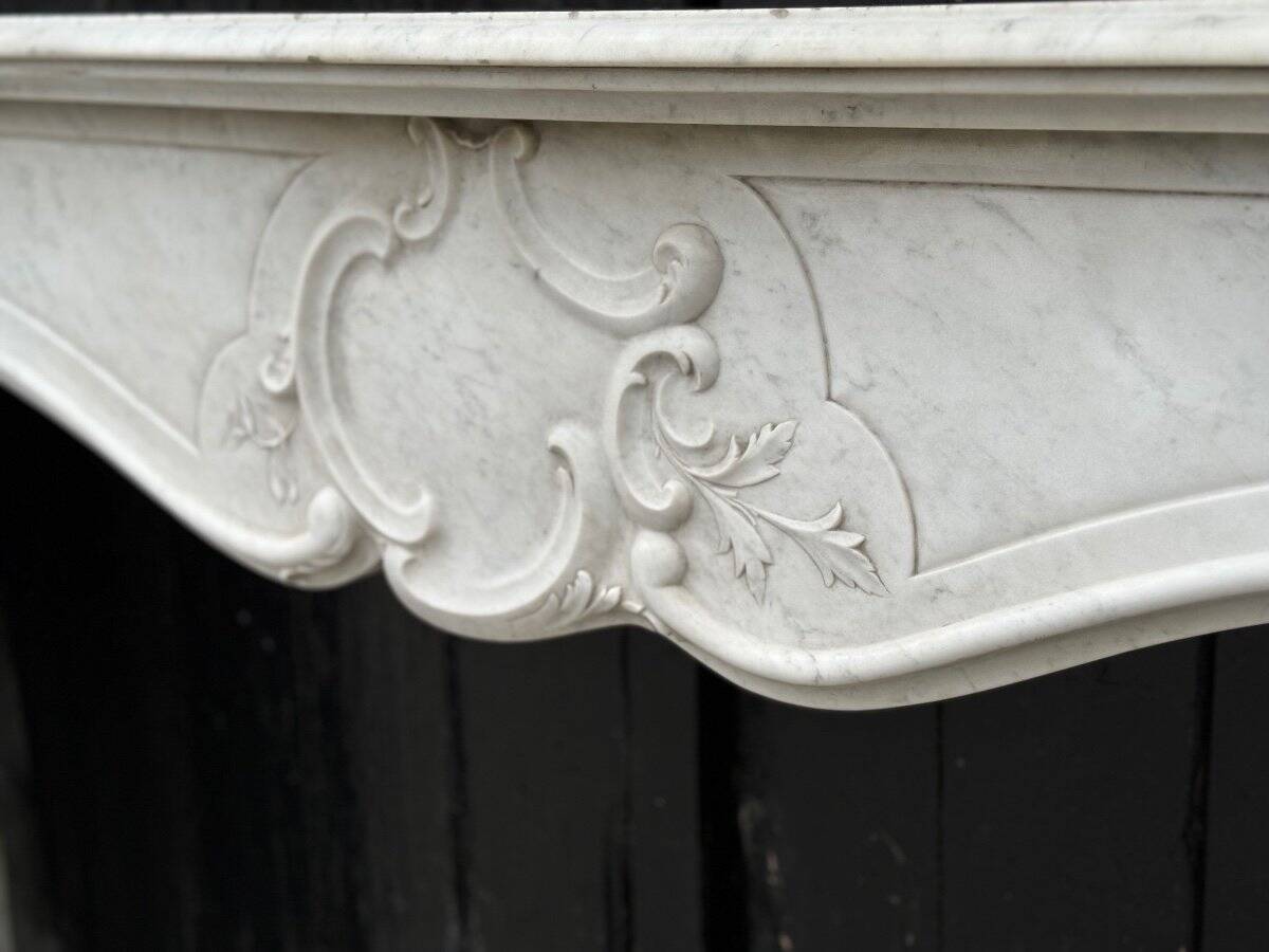 Cheminée de style Louis XV en marbre de Carrare vers 1940